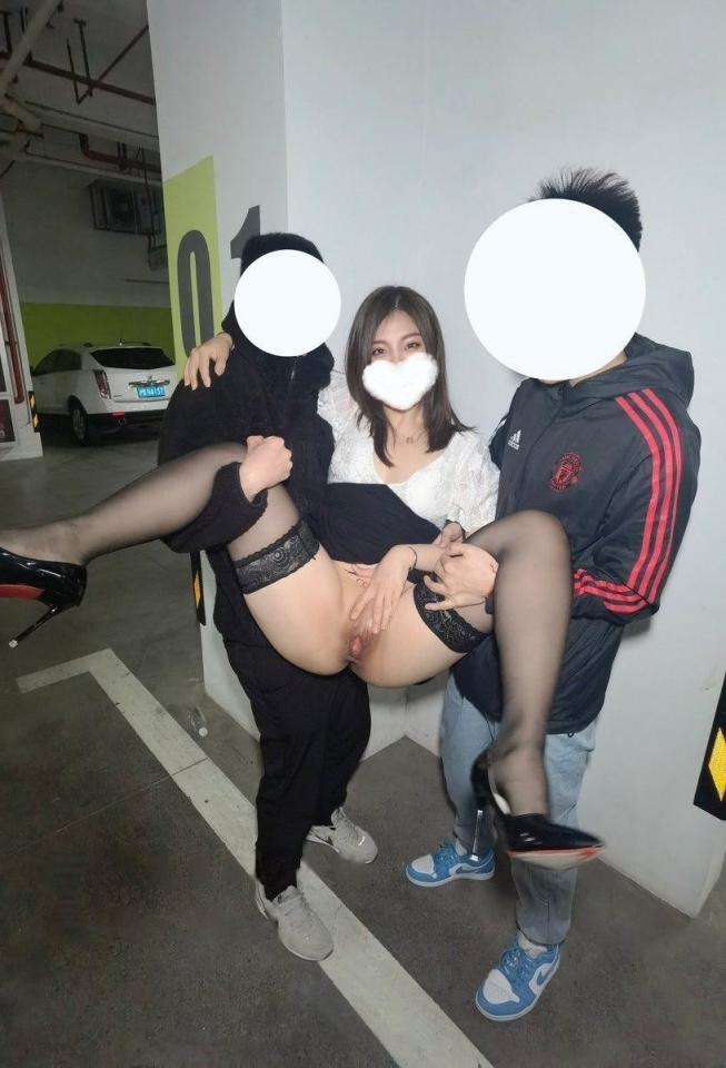 喜欢人前露出的人妻