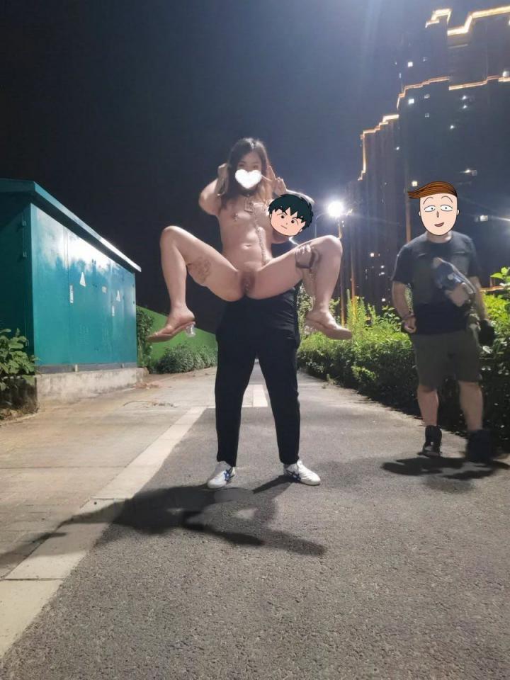 喜欢人前露出的人妻