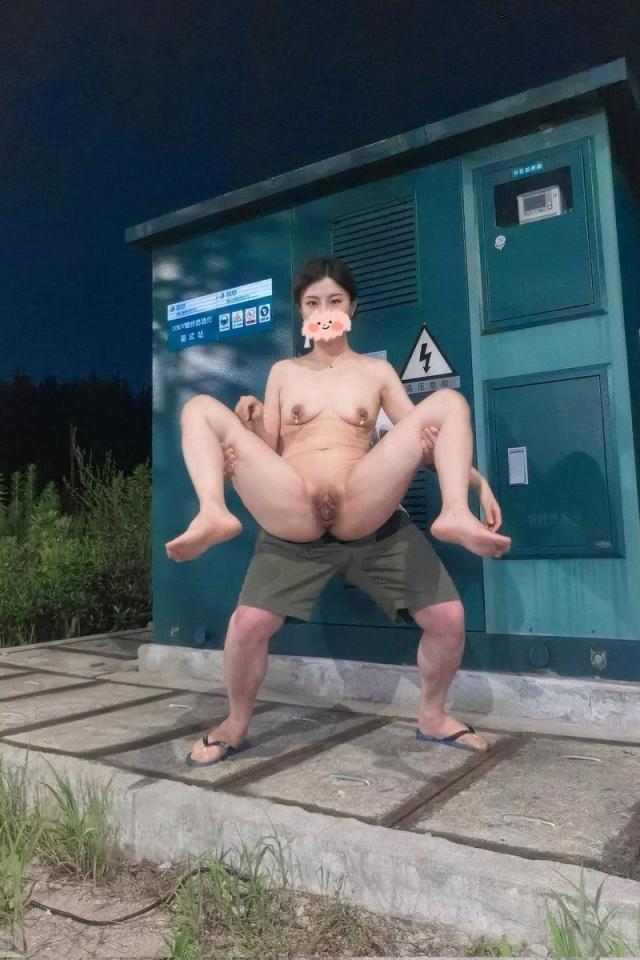 喜欢人前露出的人妻