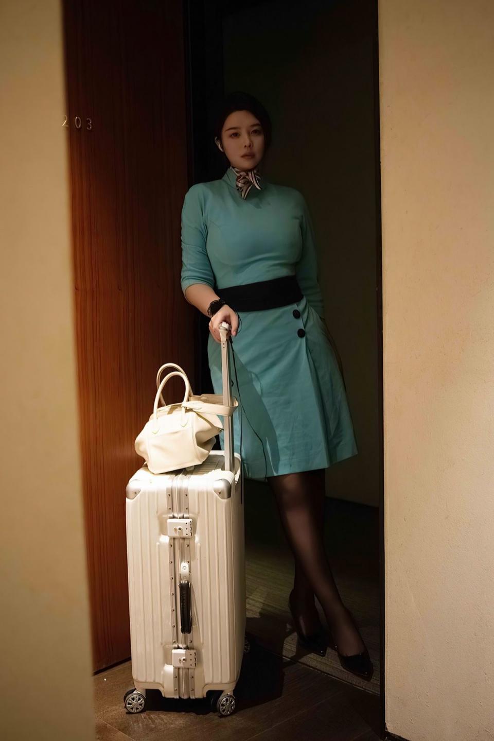 空姐女友下班了，瞧瞧她那迫不及待的样子