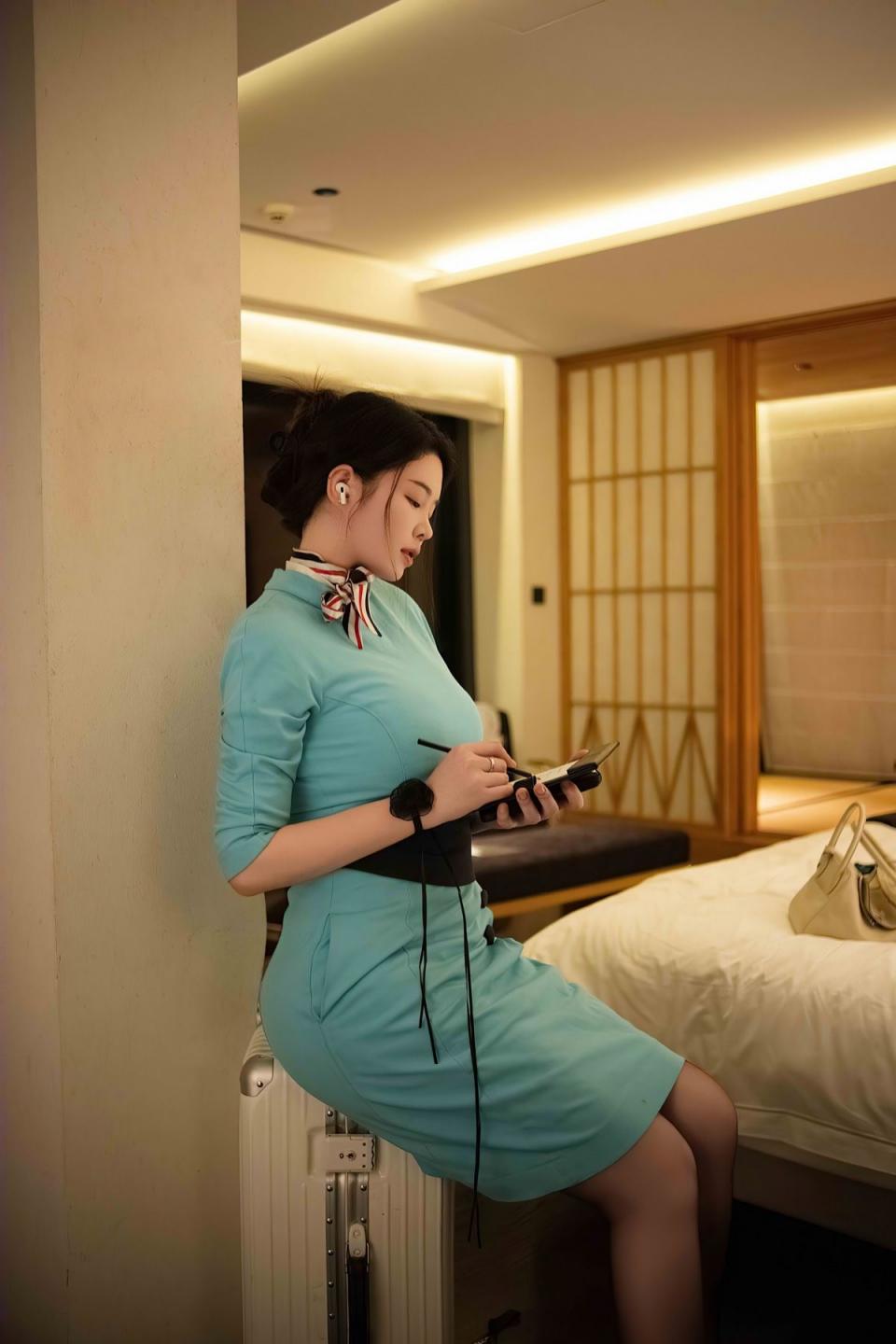 空姐女友下班了，瞧瞧她那迫不及待的样子