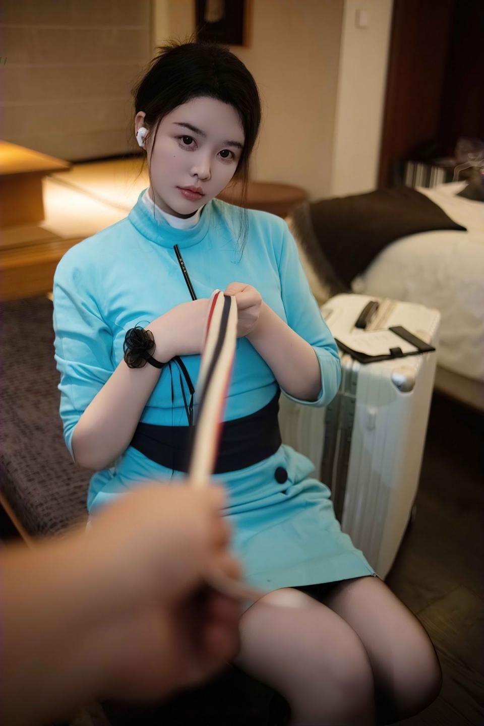 空姐女友下班了，瞧瞧她那迫不及待的样子