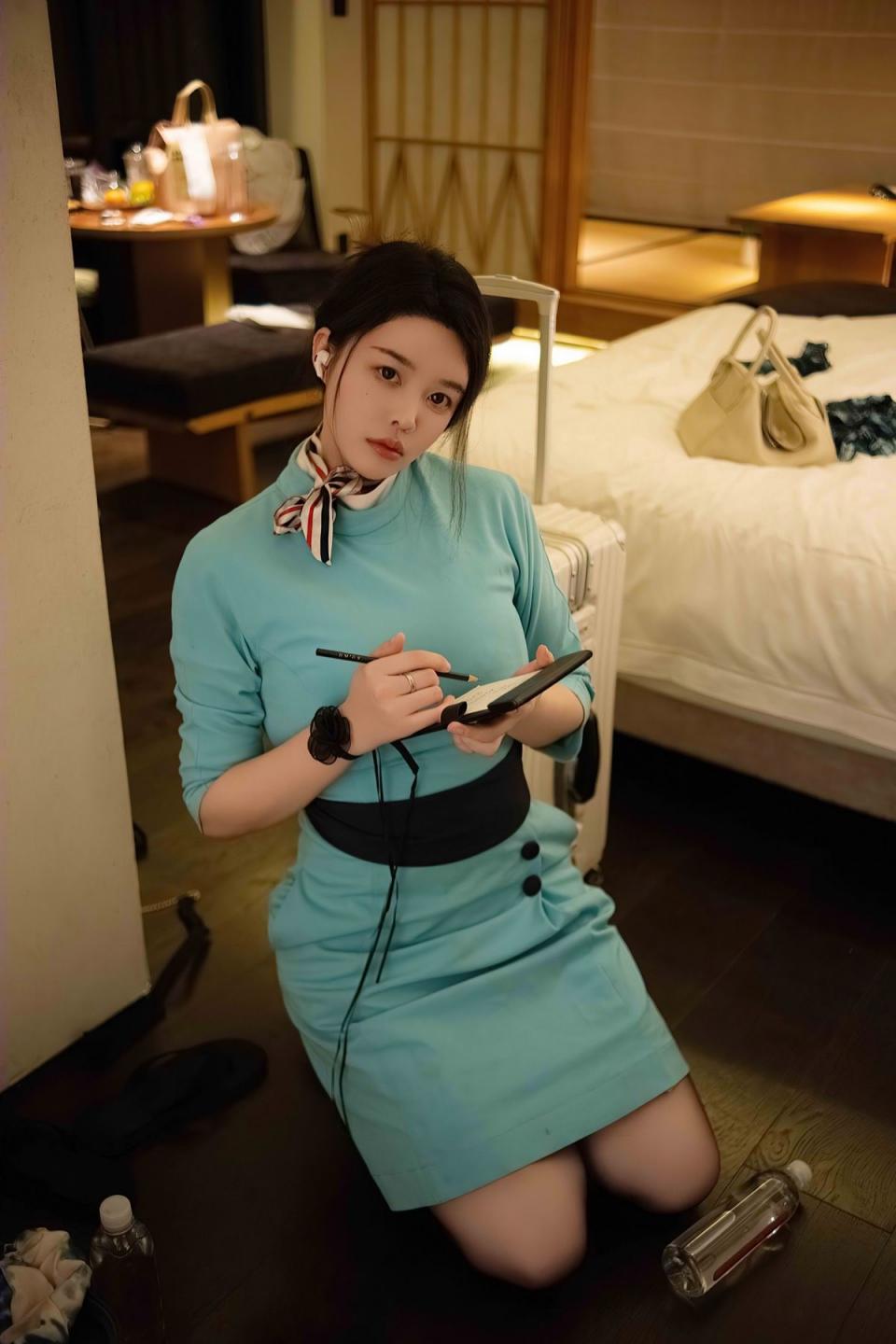 空姐女友下班了，瞧瞧她那迫不及待的样子