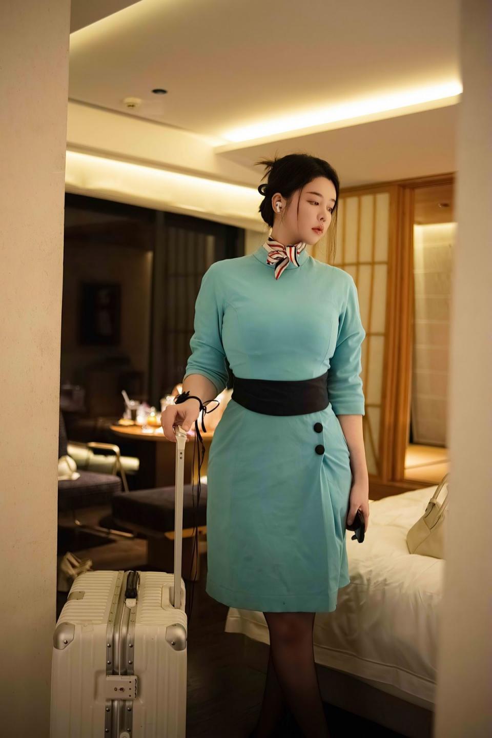 空姐女友下班了，瞧瞧她那迫不及待的样子
