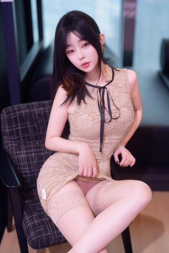 王雨纯蕾丝包臀裙私房照