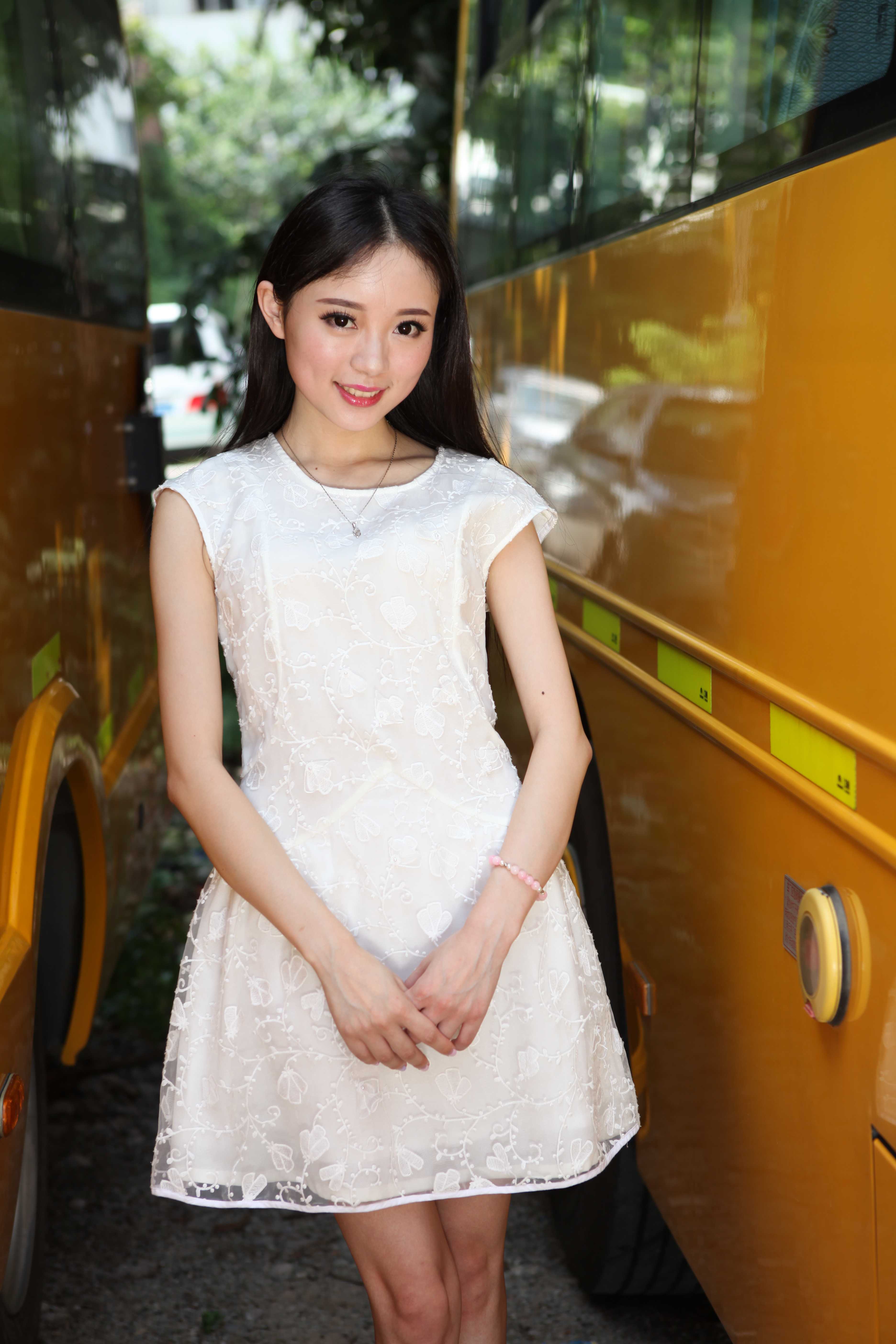 超可爱鲜嫩的白裙妹子