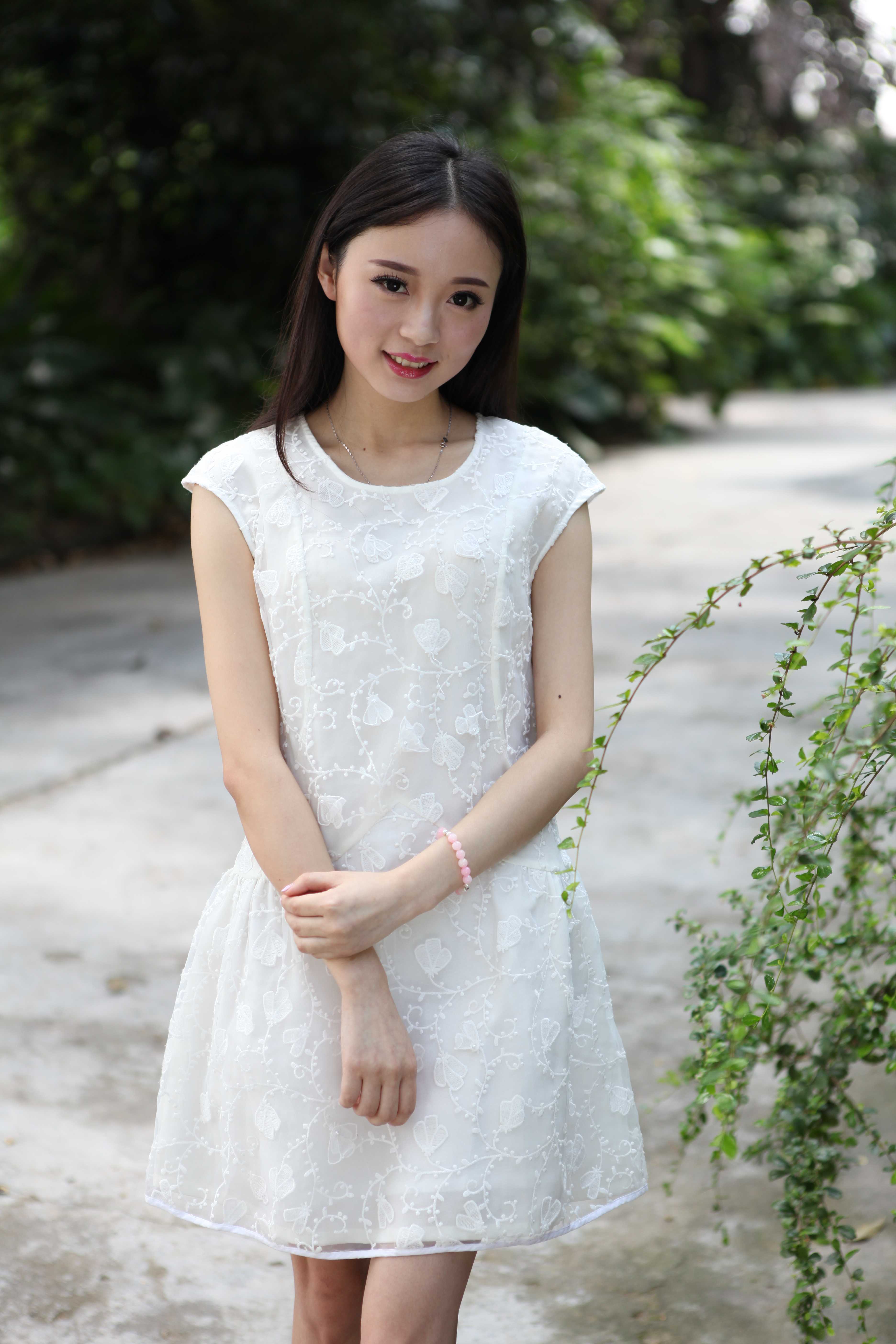 超可爱鲜嫩的白裙妹子