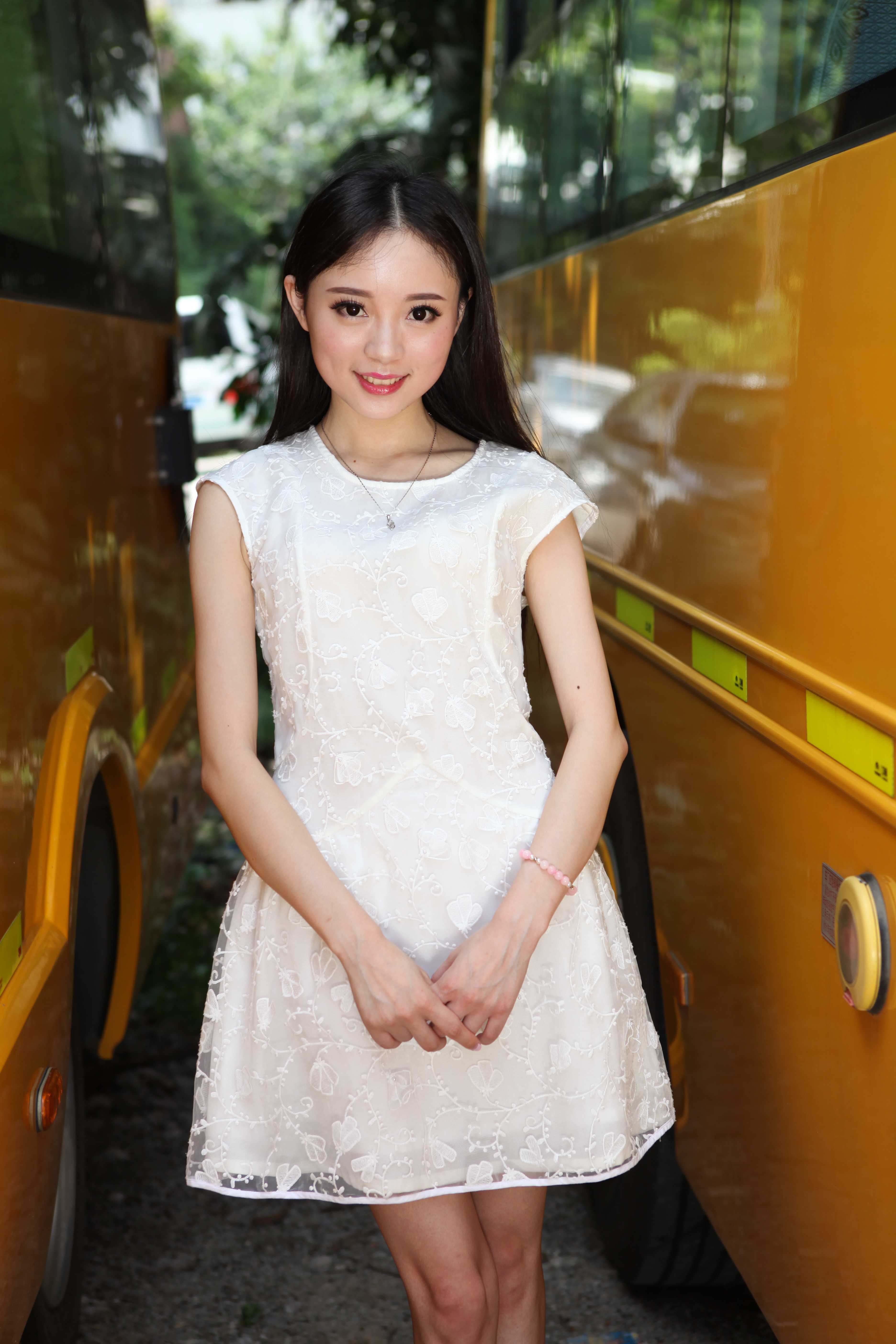 超可爱鲜嫩的白裙妹子