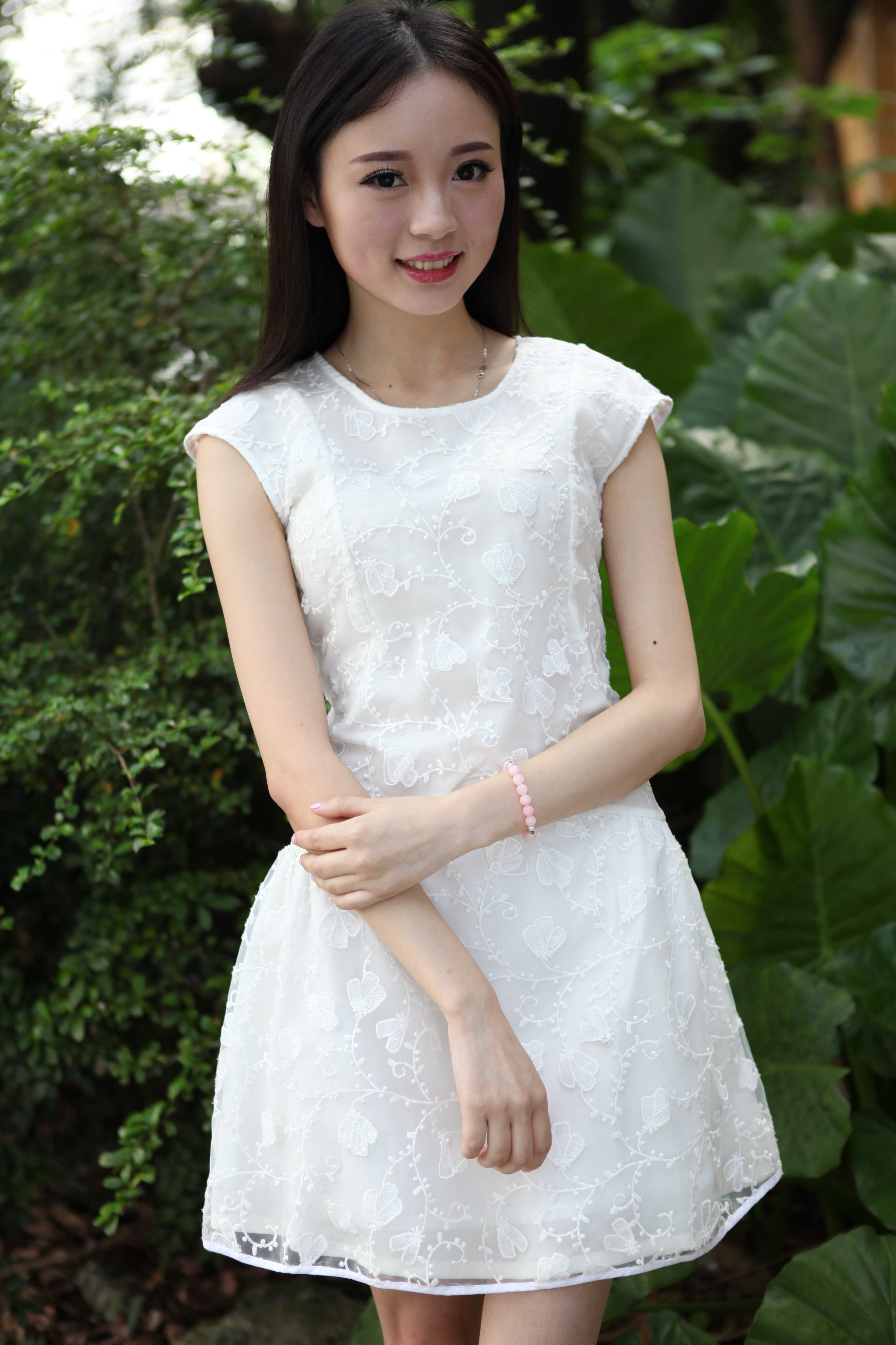 超可爱鲜嫩的白裙妹子
