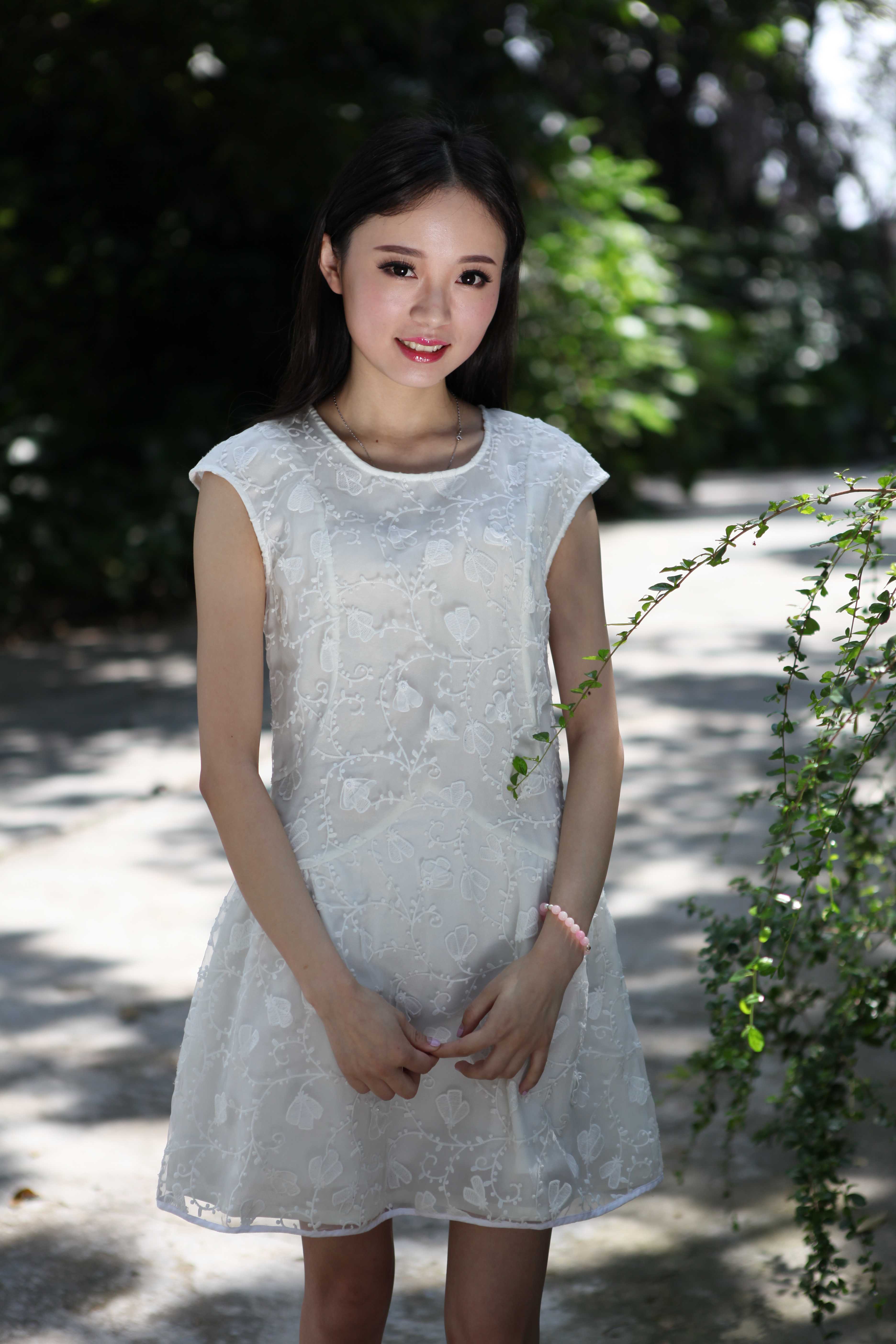 超可爱鲜嫩的白裙妹子