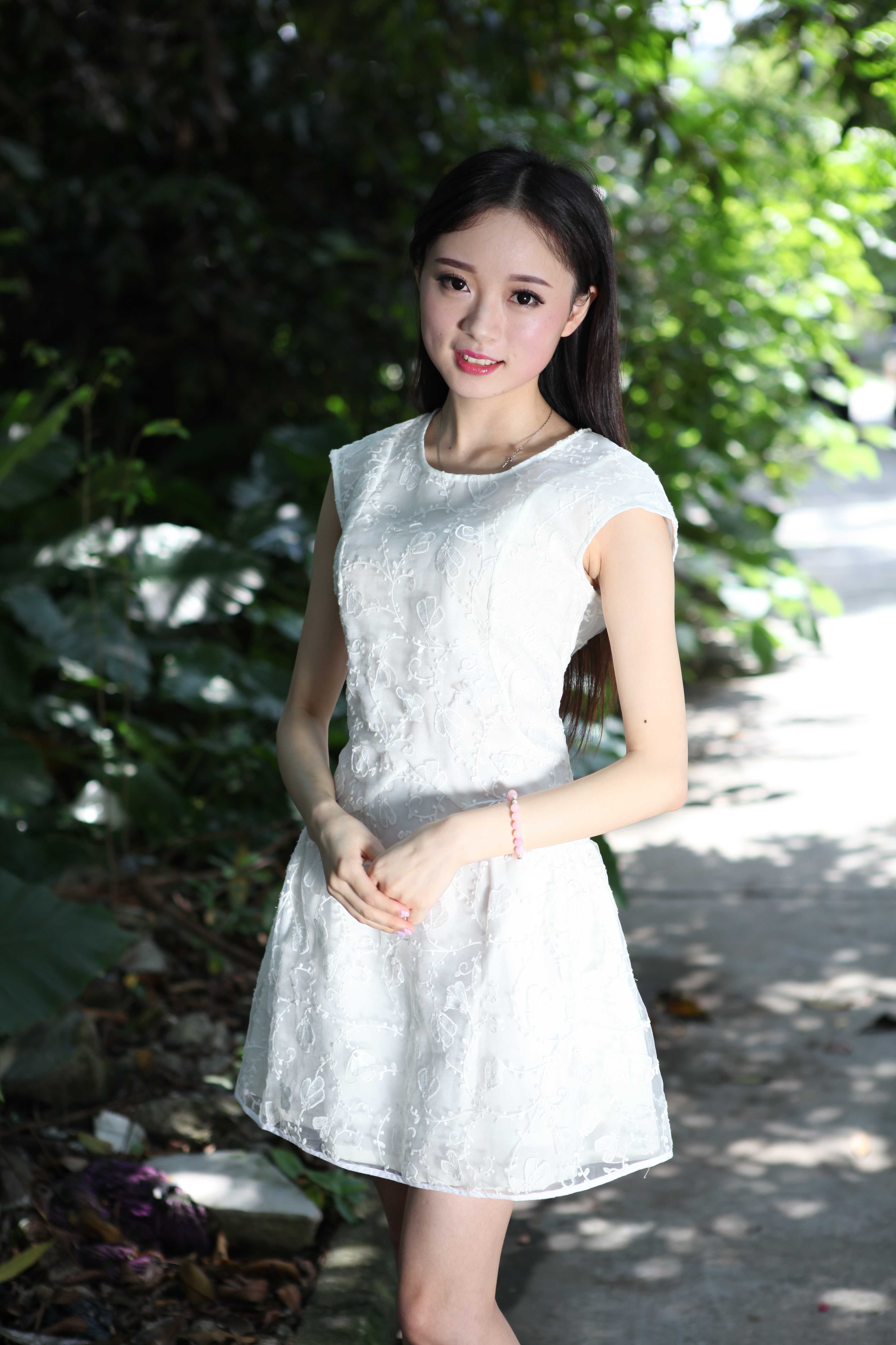超可爱鲜嫩的白裙妹子
