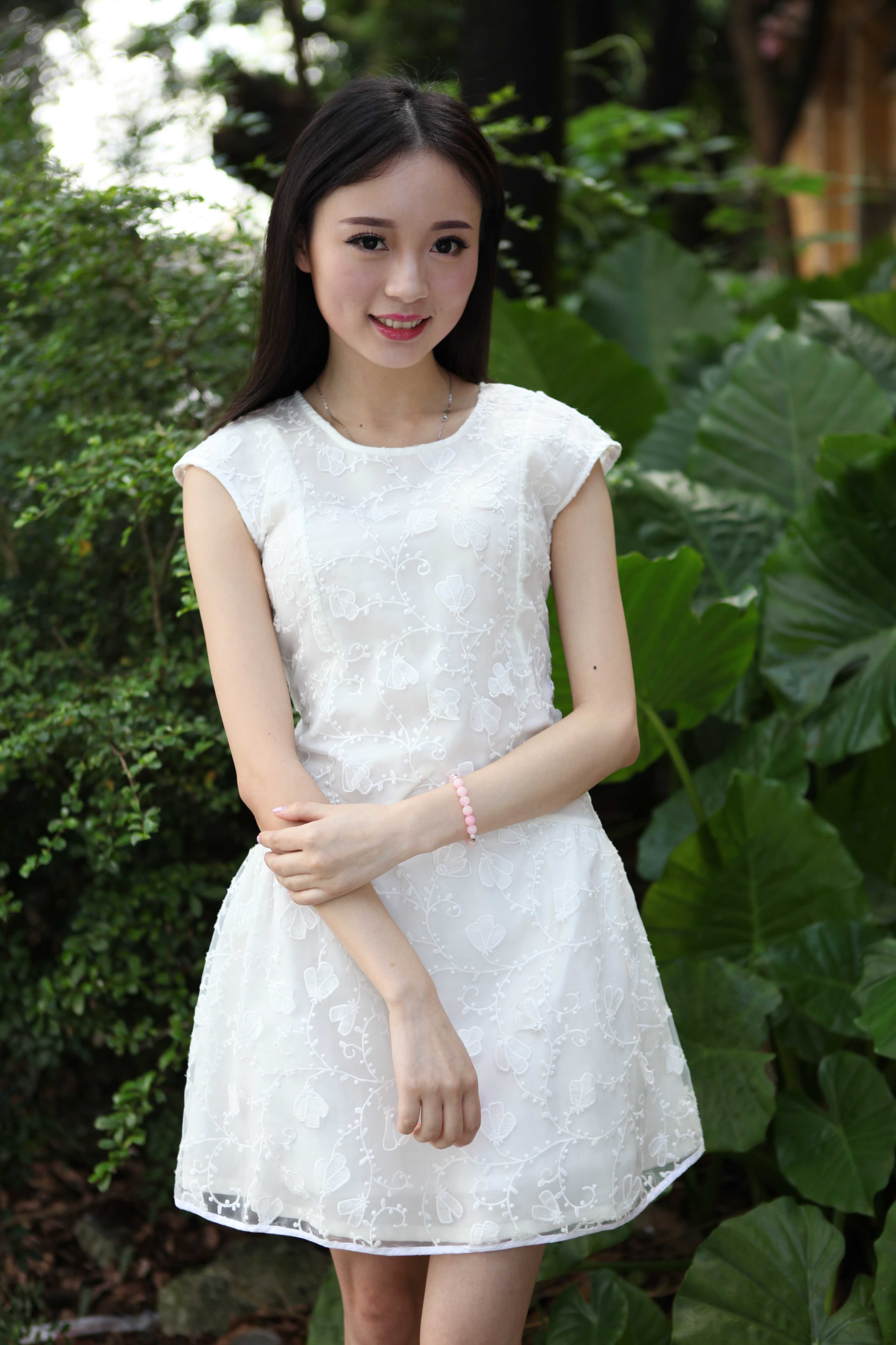 超可爱鲜嫩的白裙妹子
