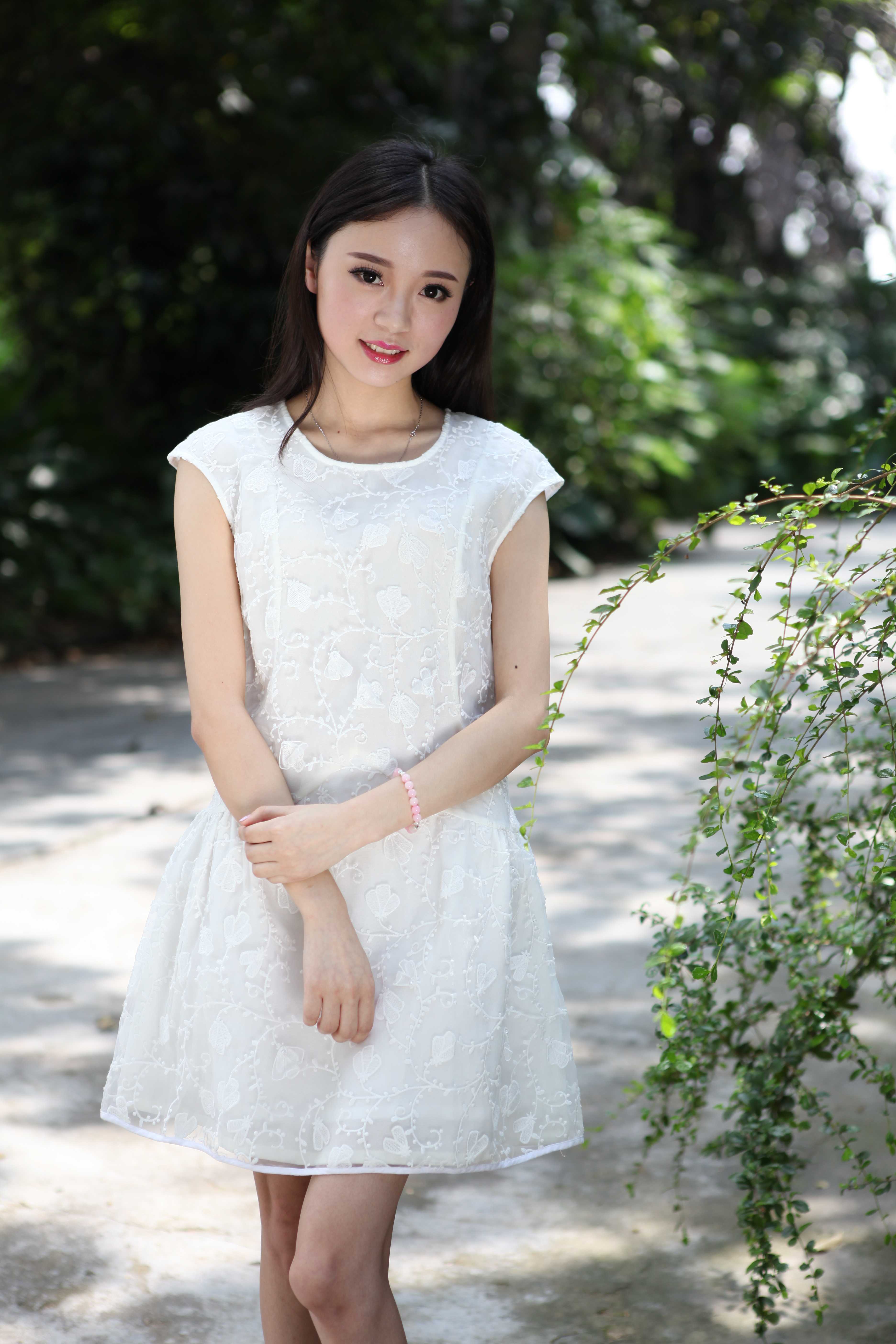 超可爱鲜嫩的白裙妹子