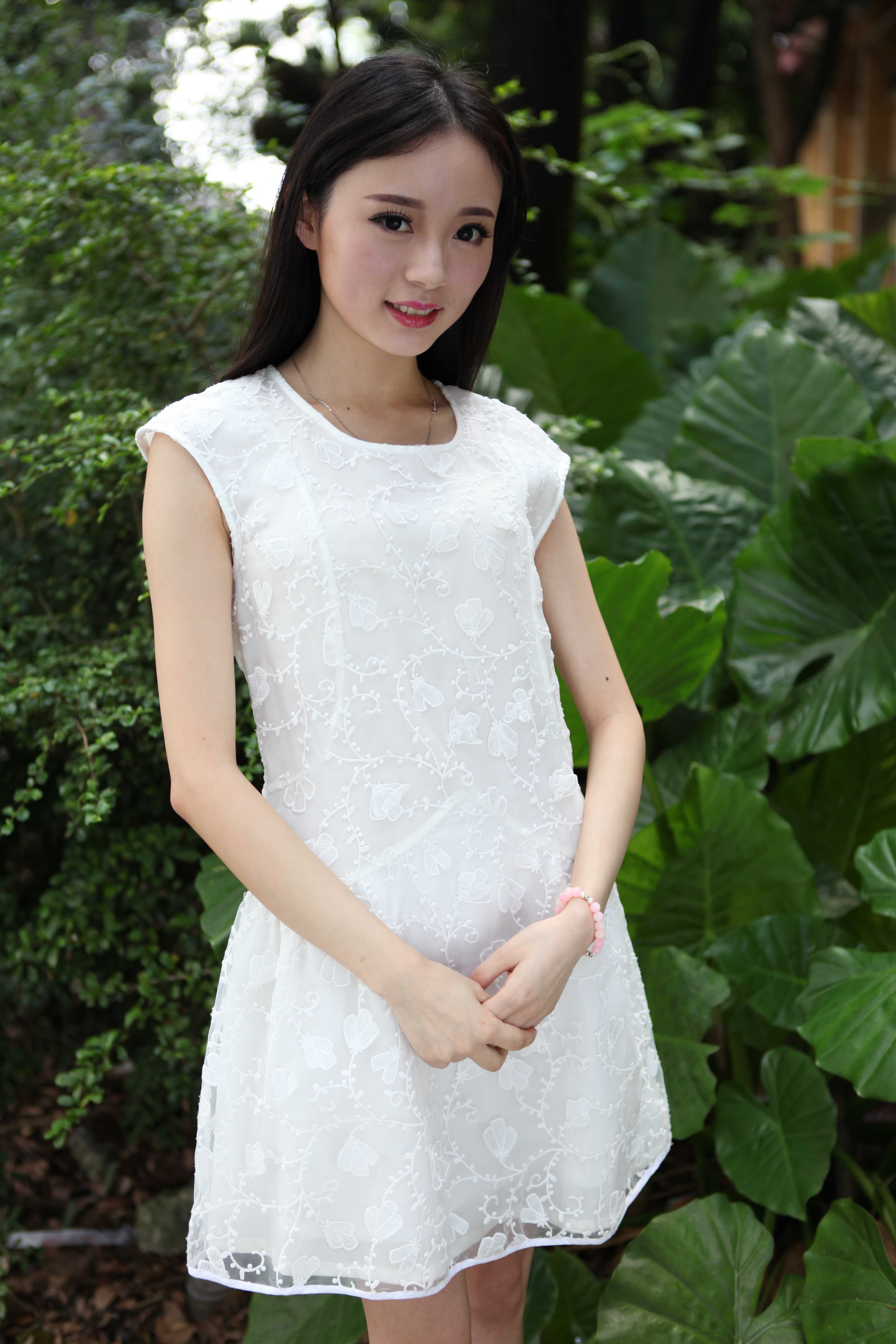 超可爱鲜嫩的白裙妹子