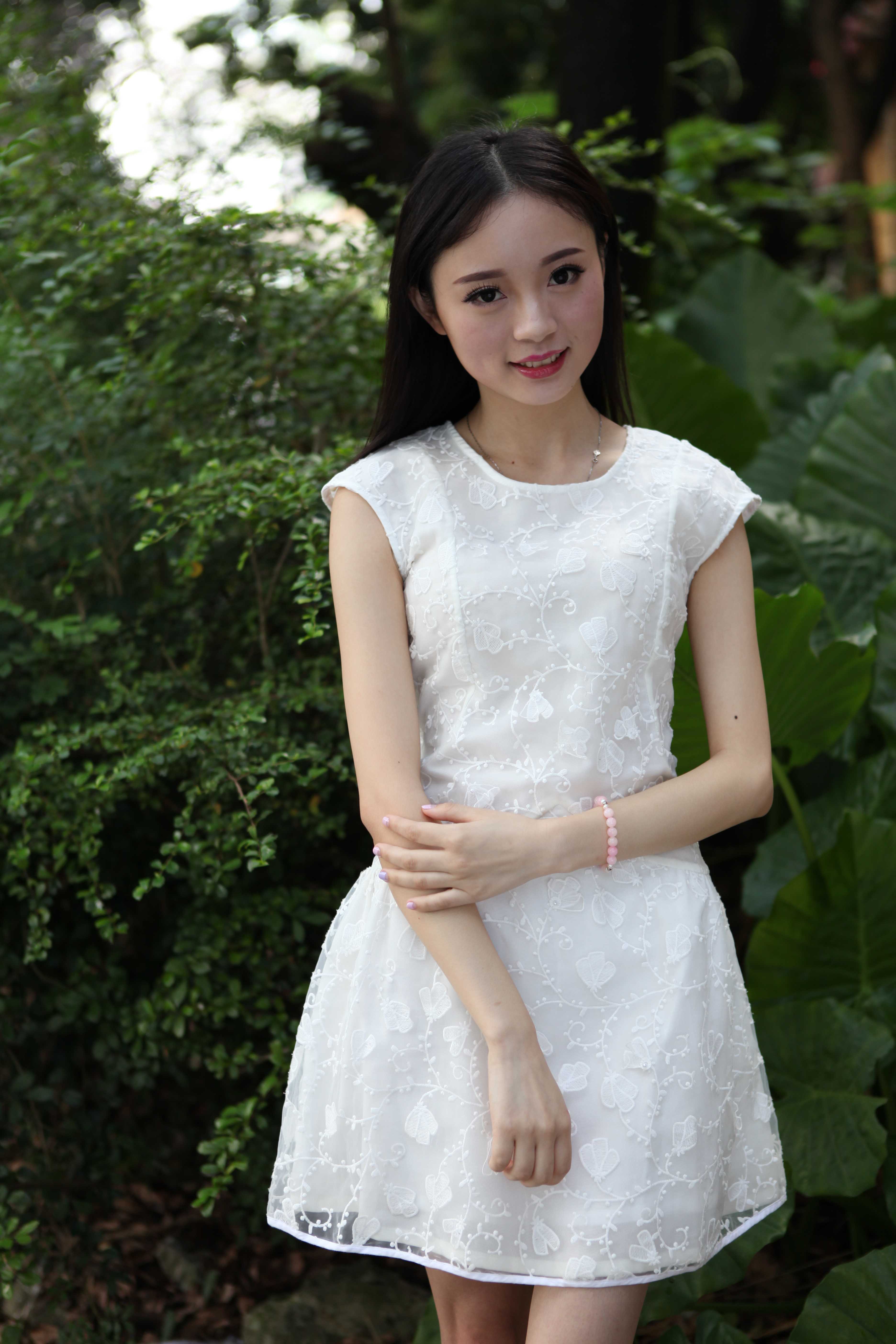 超可爱鲜嫩的白裙妹子