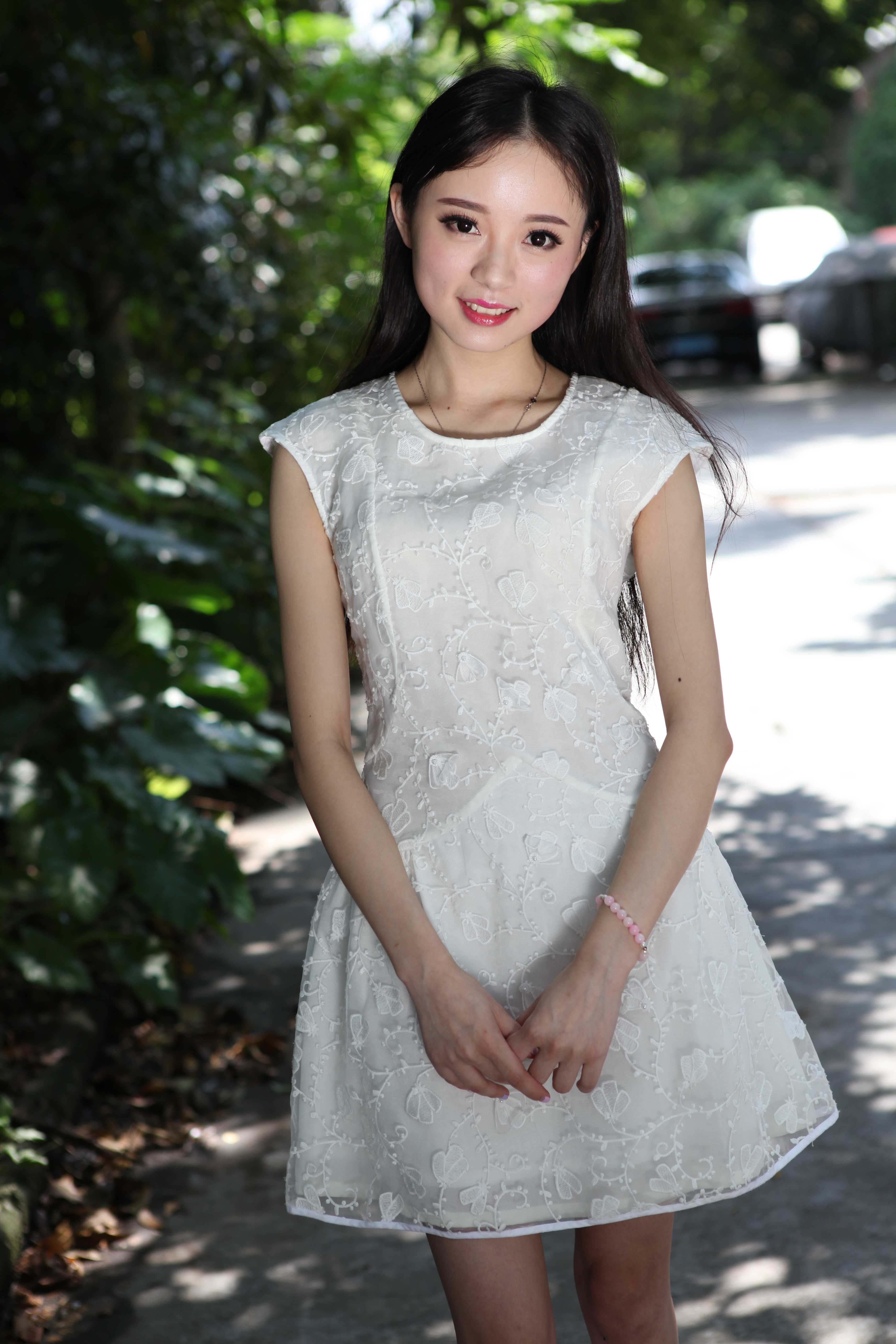 超可爱鲜嫩的白裙妹子