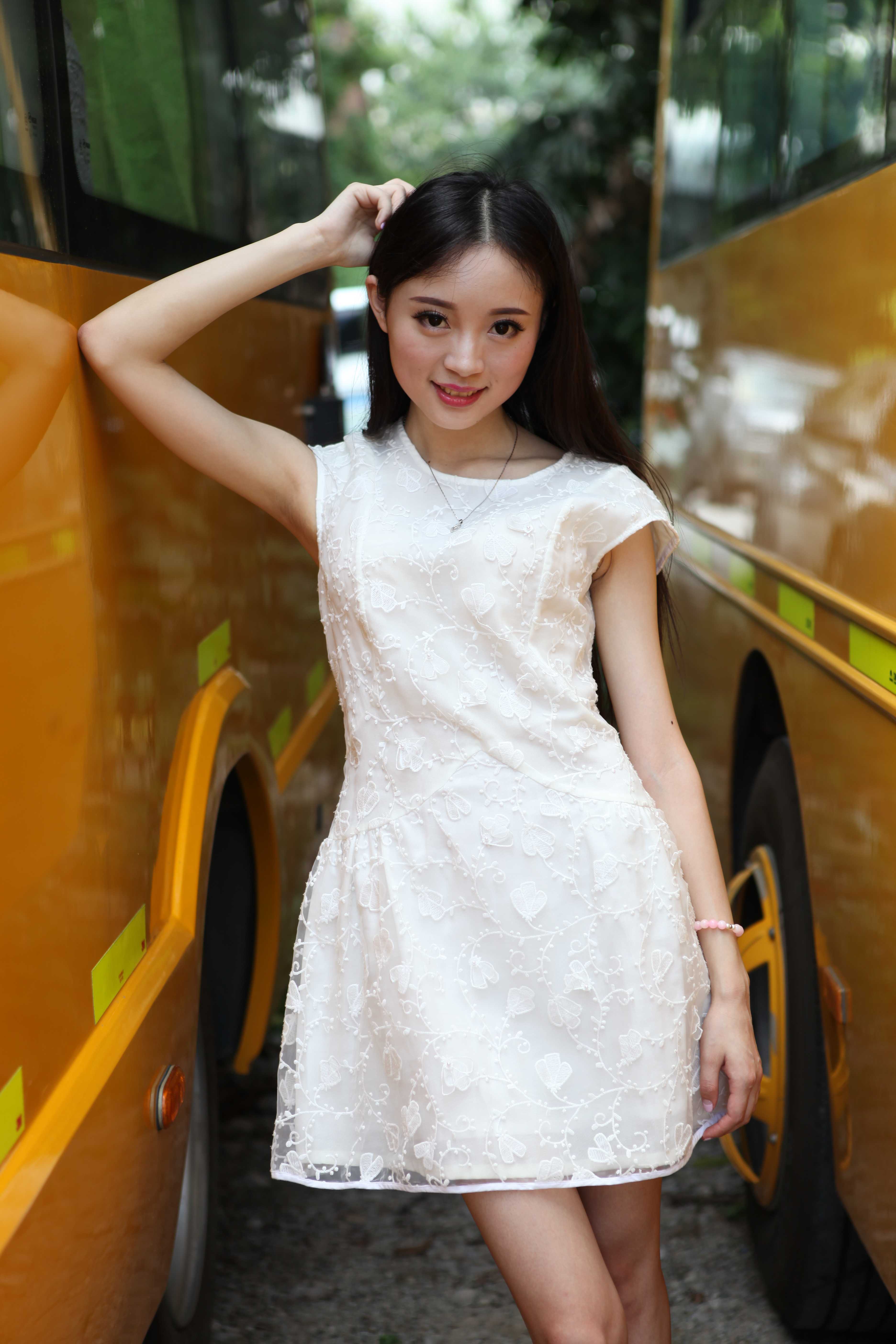 超可爱鲜嫩的白裙妹子