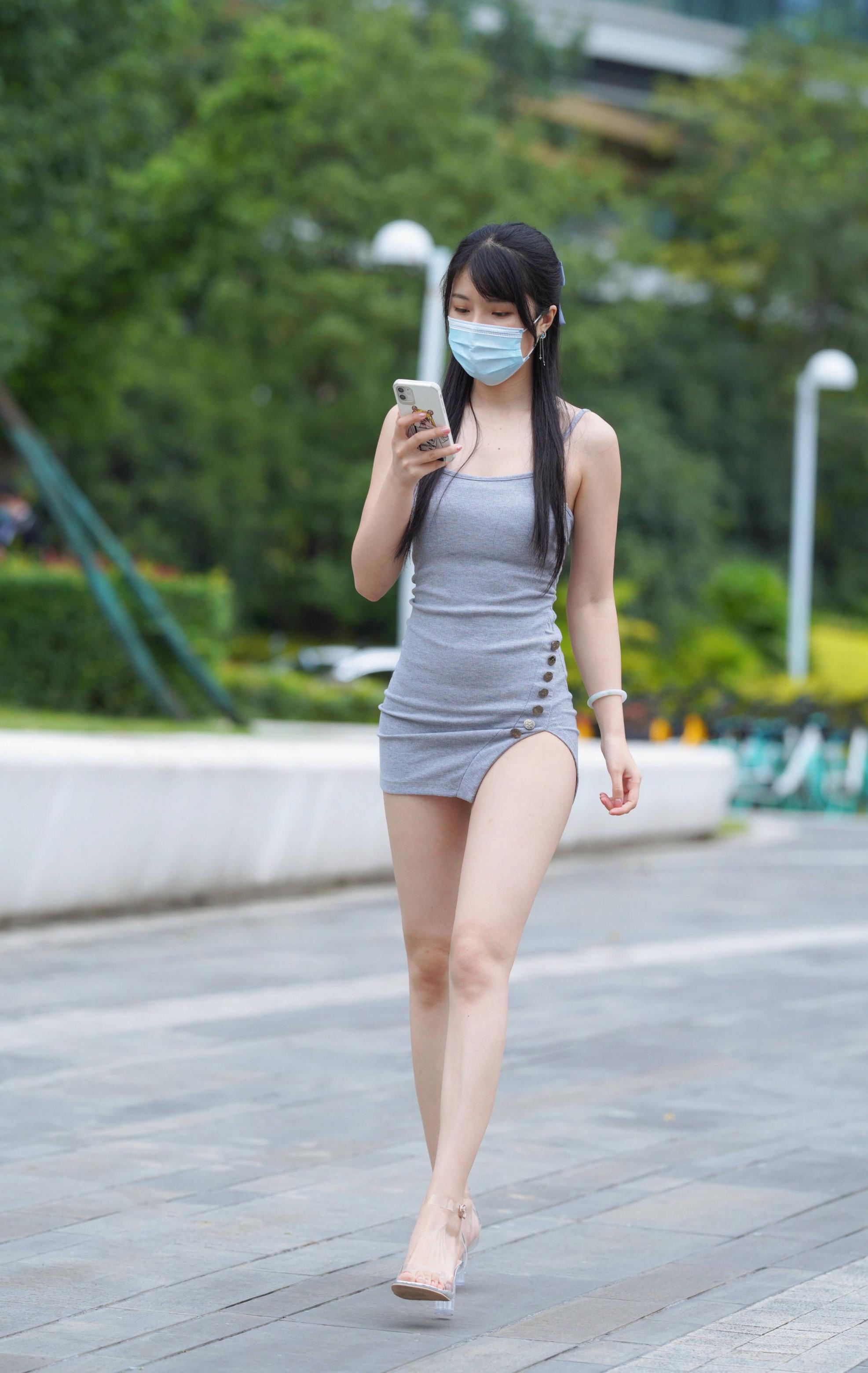刚刚下班的美女，短裙秀出美腿。