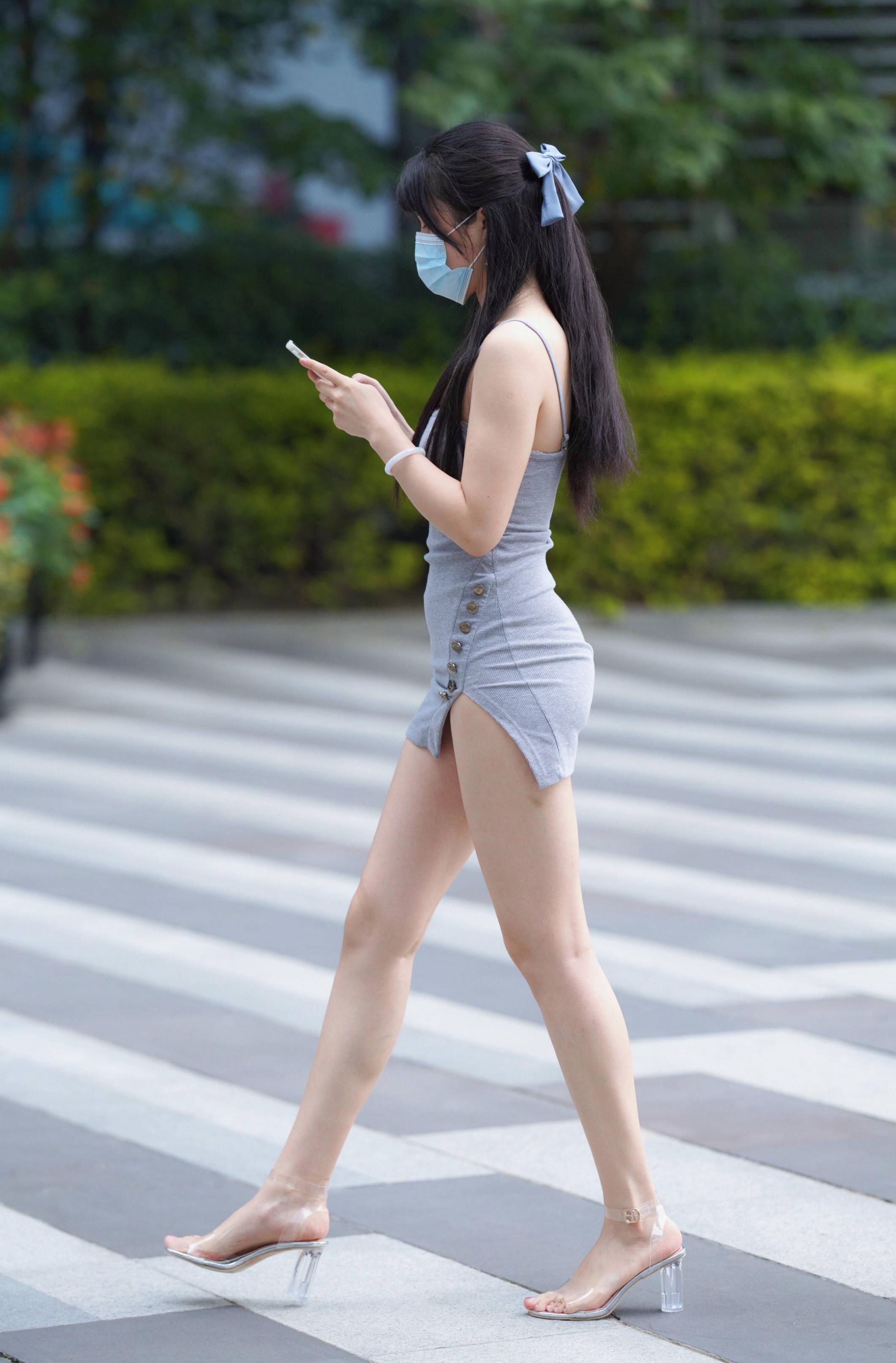 刚刚下班的美女，短裙秀出美腿。
