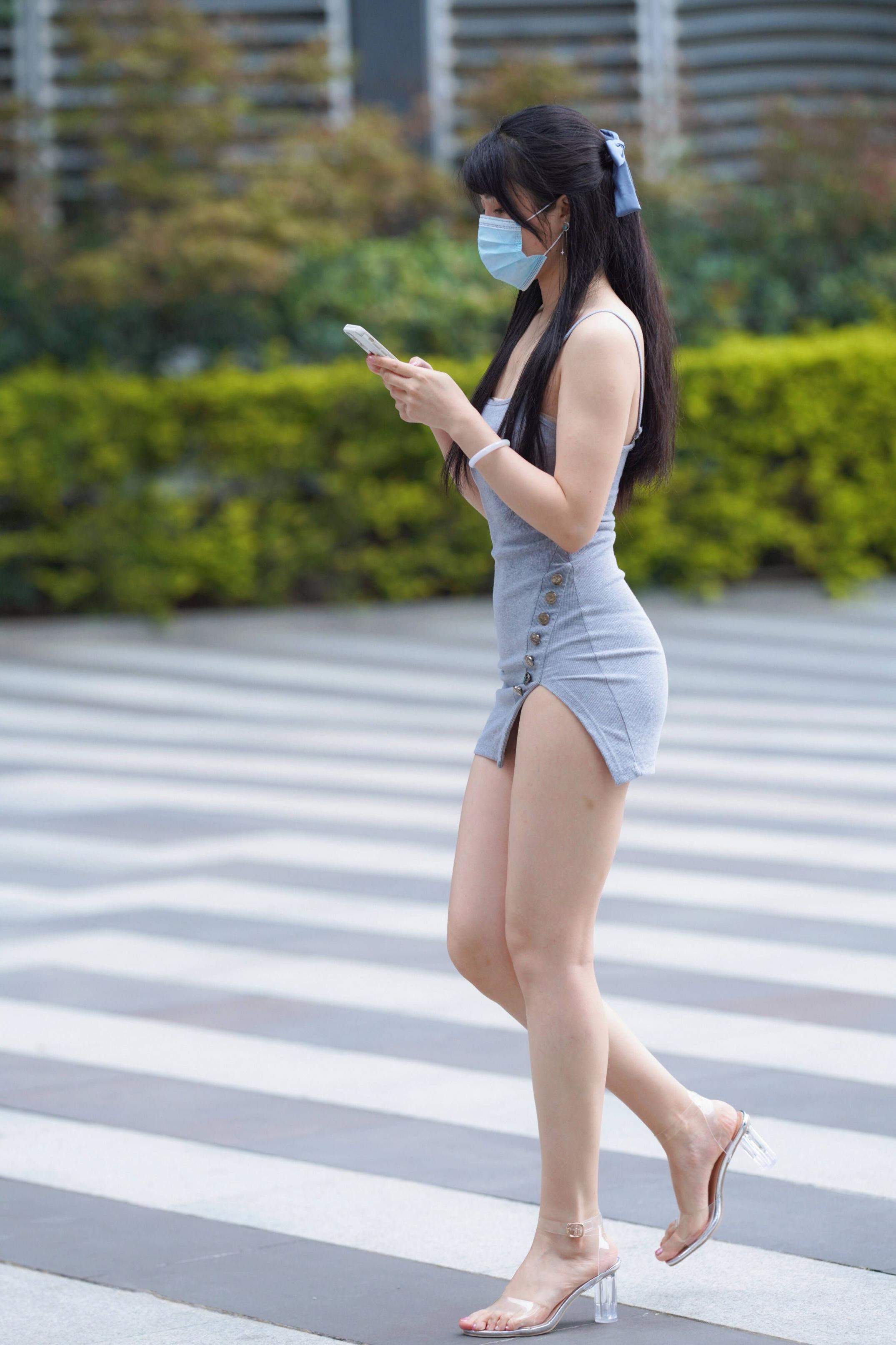 刚刚下班的美女，短裙秀出美腿。