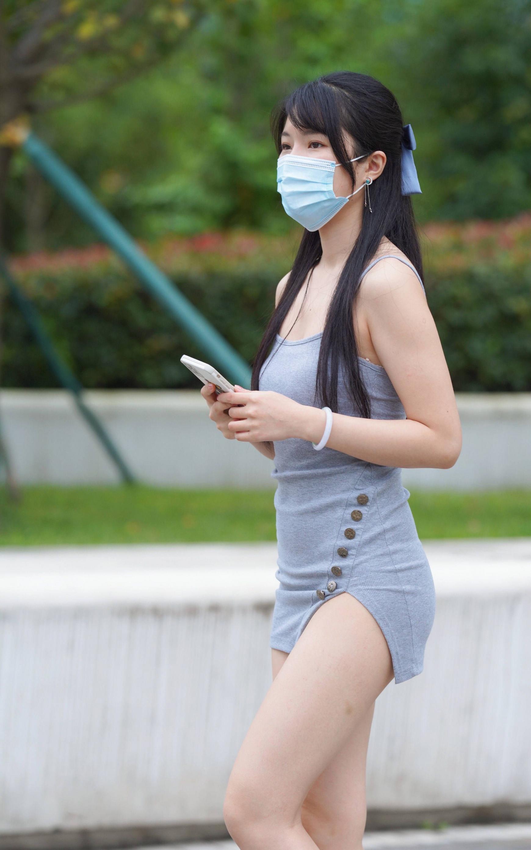刚刚下班的美女，短裙秀出美腿。