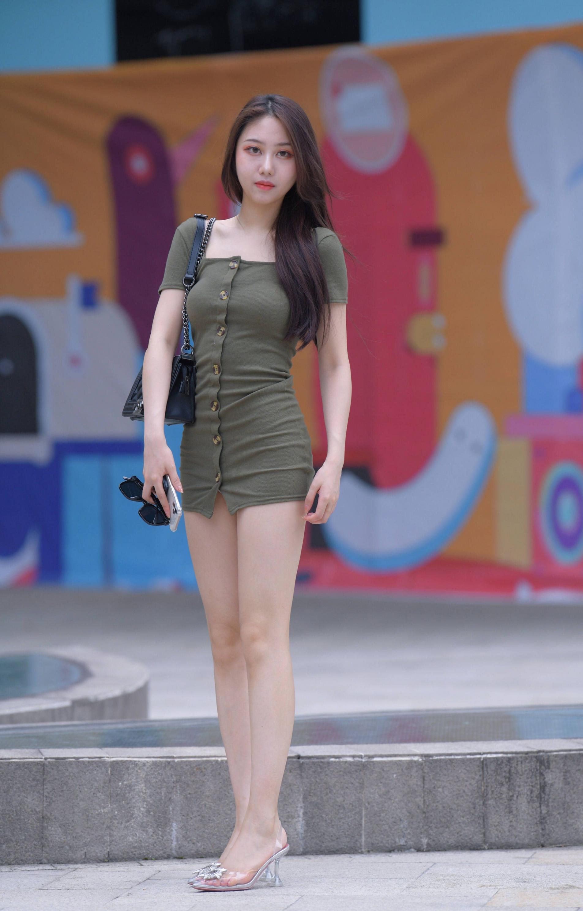 刚刚下班的美女，短裙秀出美腿。