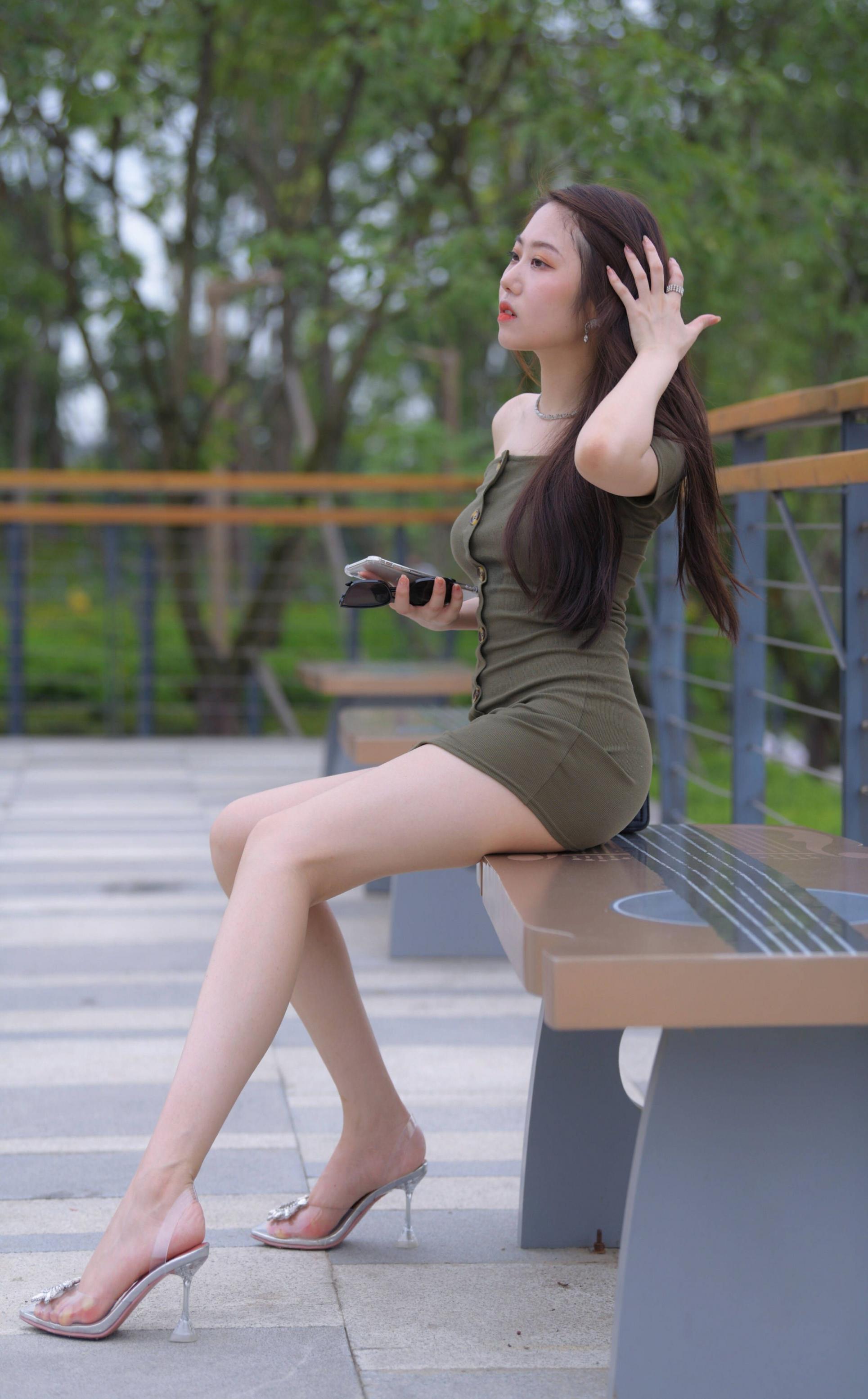 刚刚下班的美女，短裙秀出美腿。