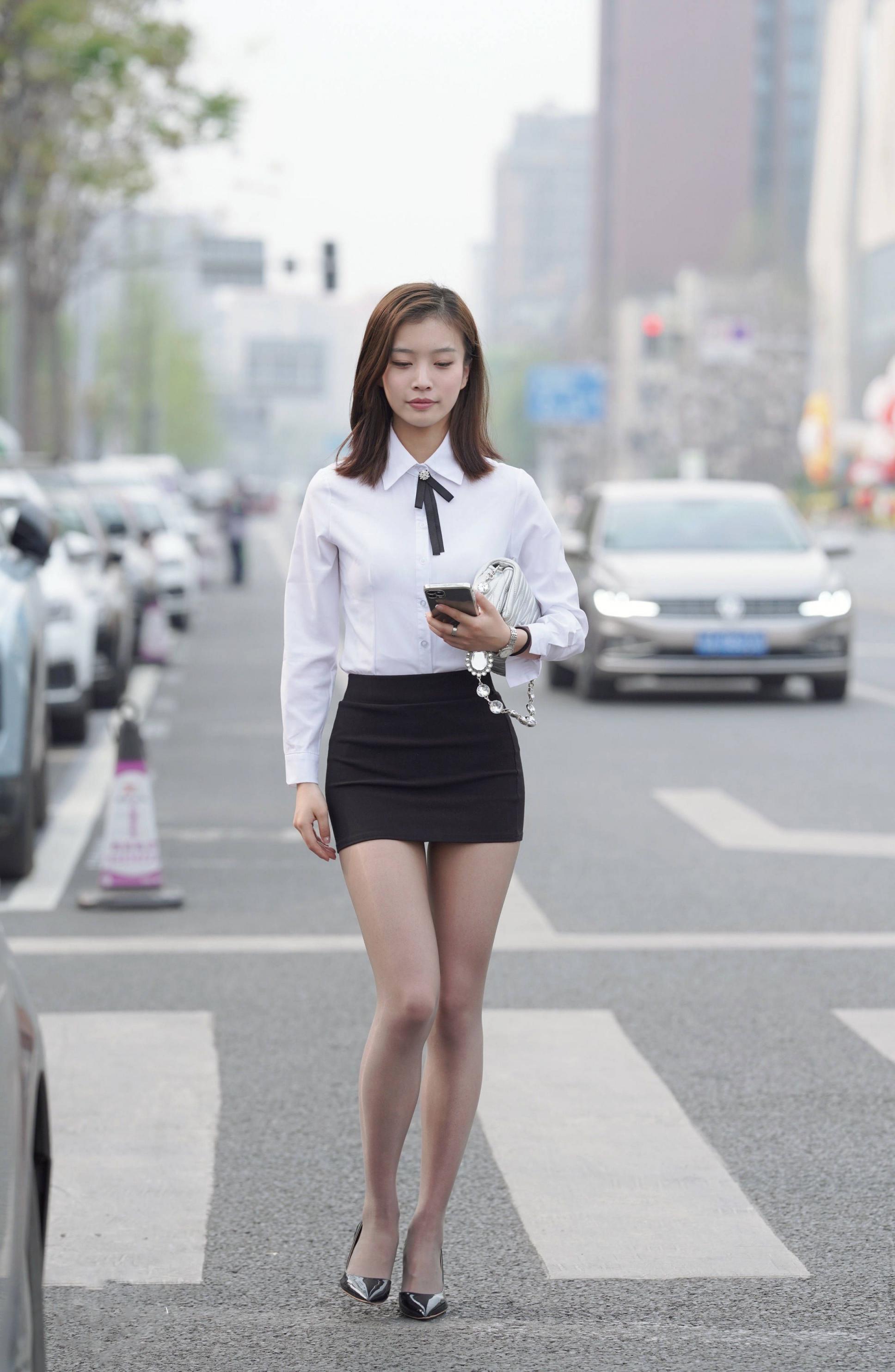 刚刚下班的美女，短裙秀出美腿。