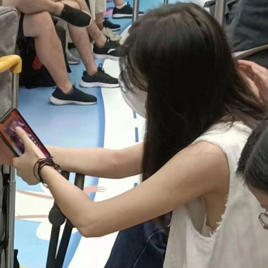 美女走光[90P]
