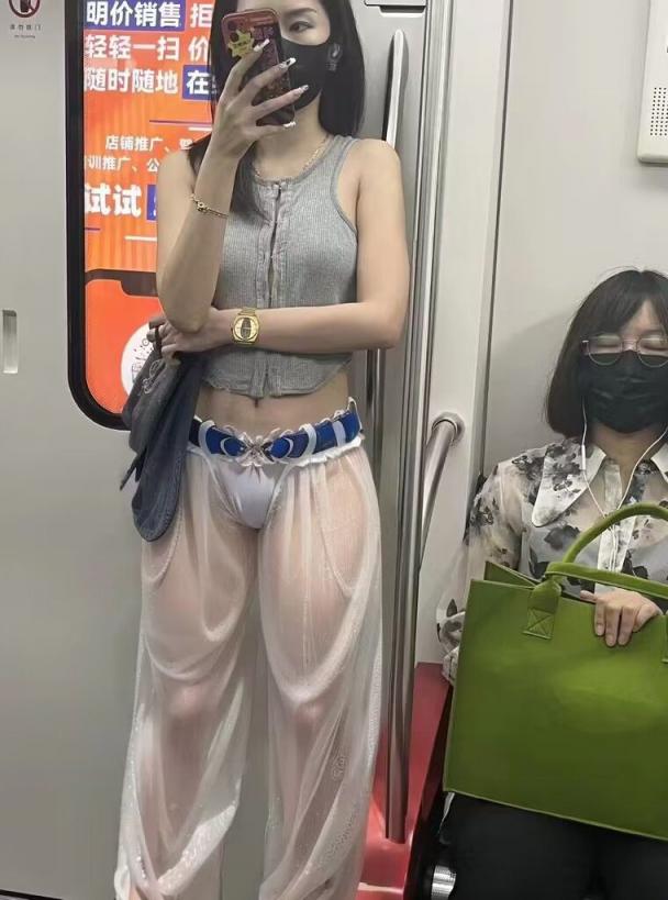 美女走光[90P]
