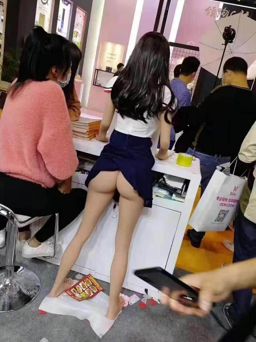 美女走光[90P]