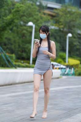 刚刚下班的美女，短裙秀出美腿。