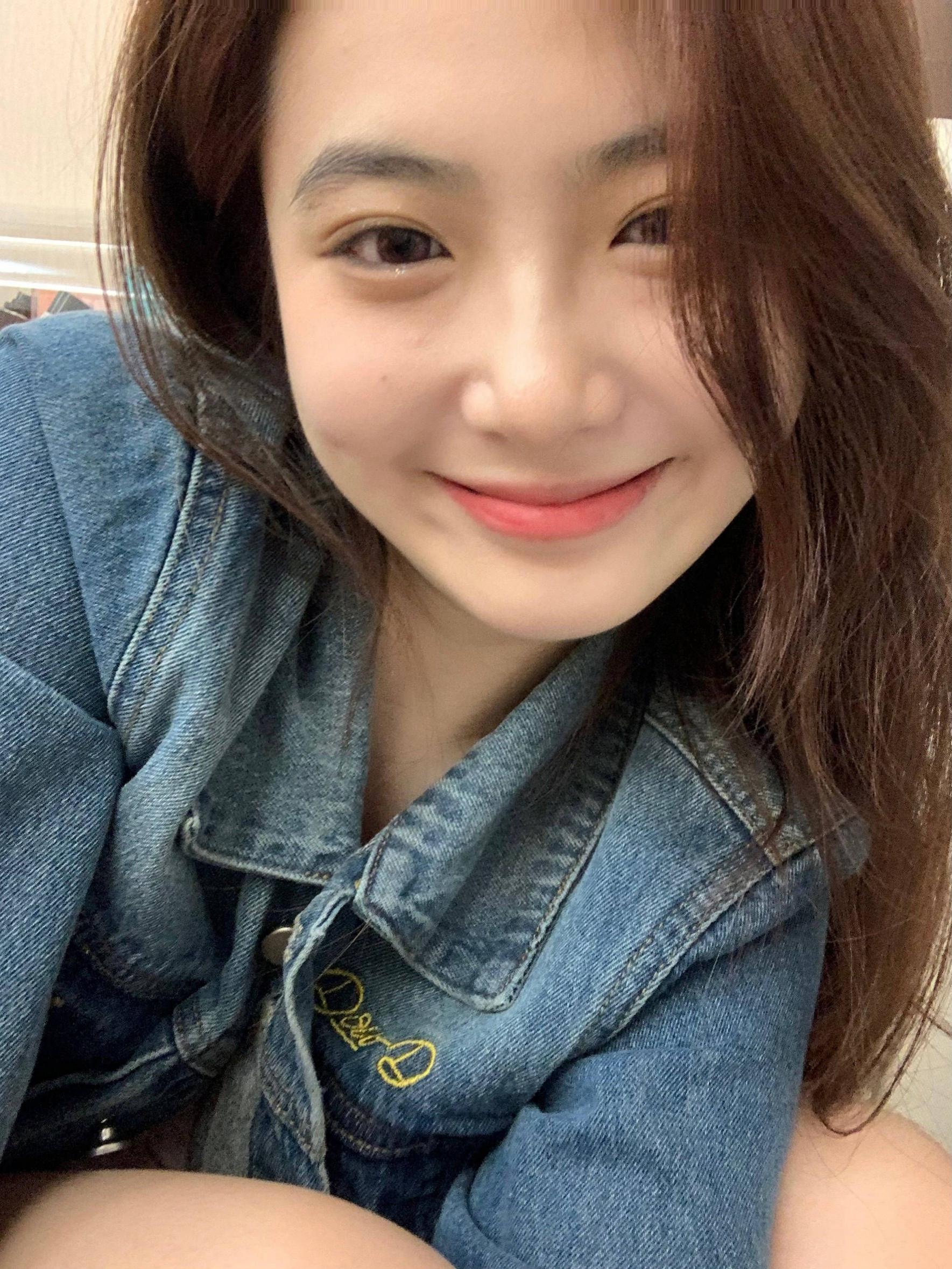 发点漂亮的小姐姐  越看越美