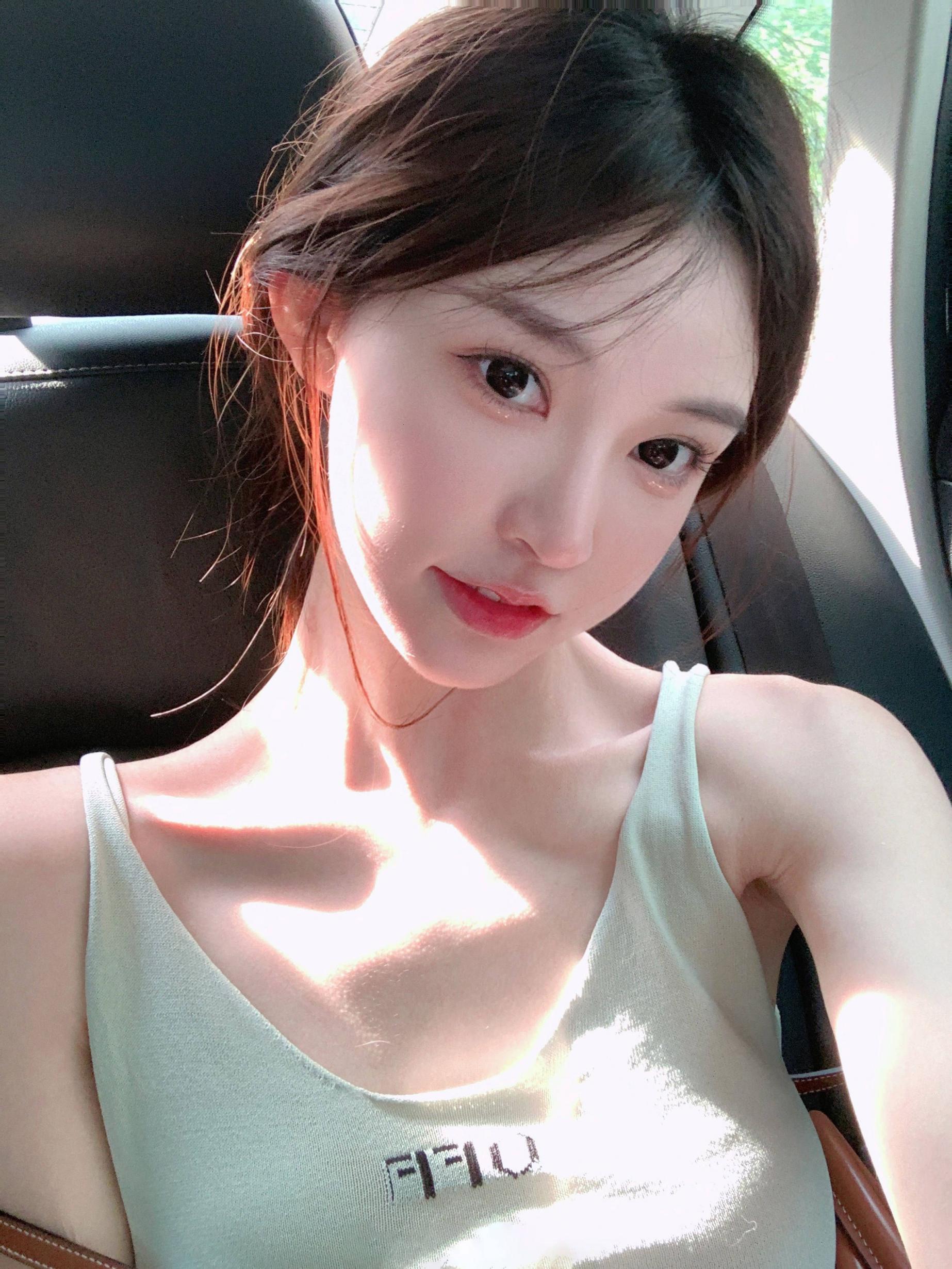 发点漂亮的小姐姐  越看越美