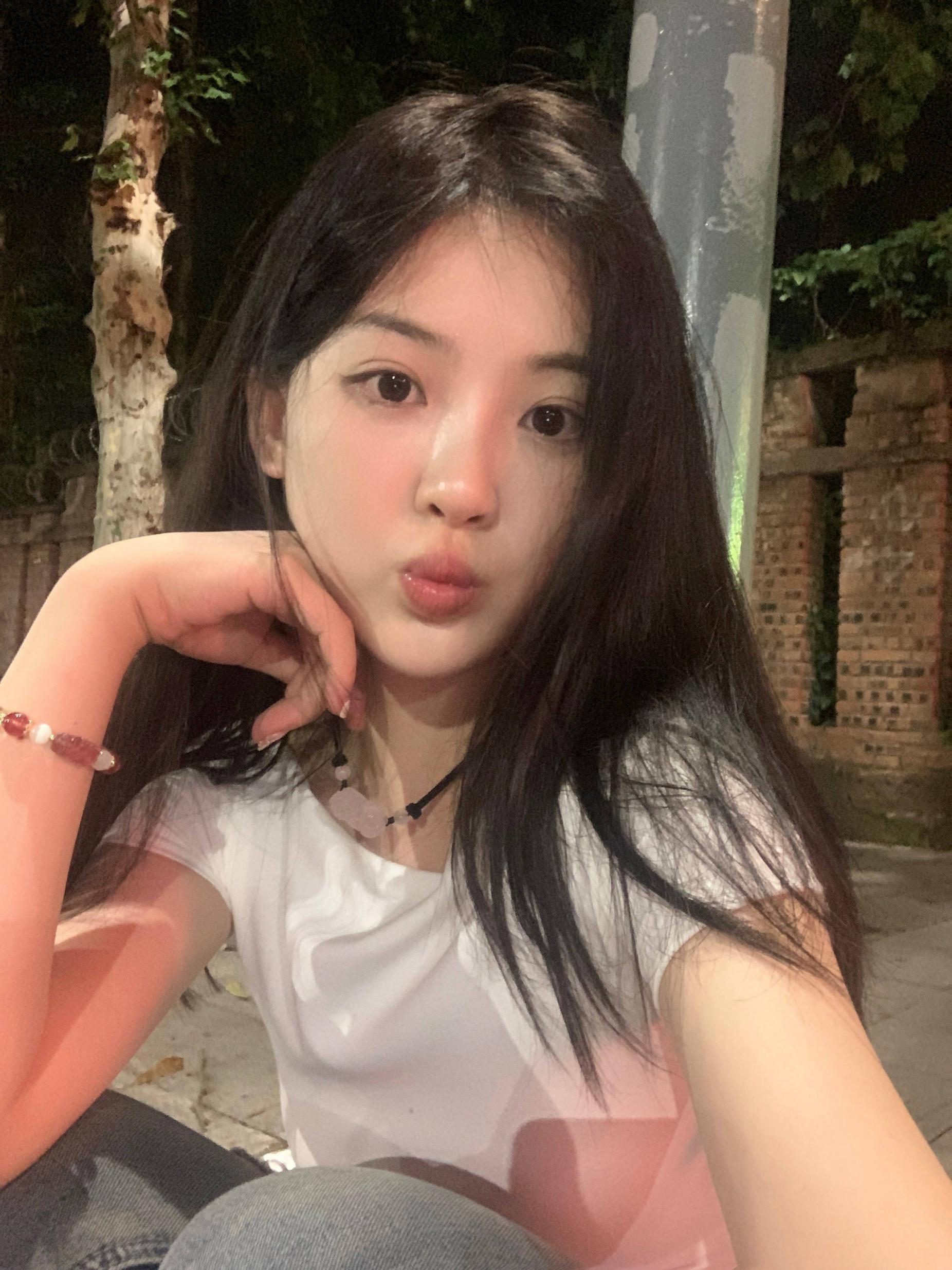 发点漂亮的小姐姐  越看越美