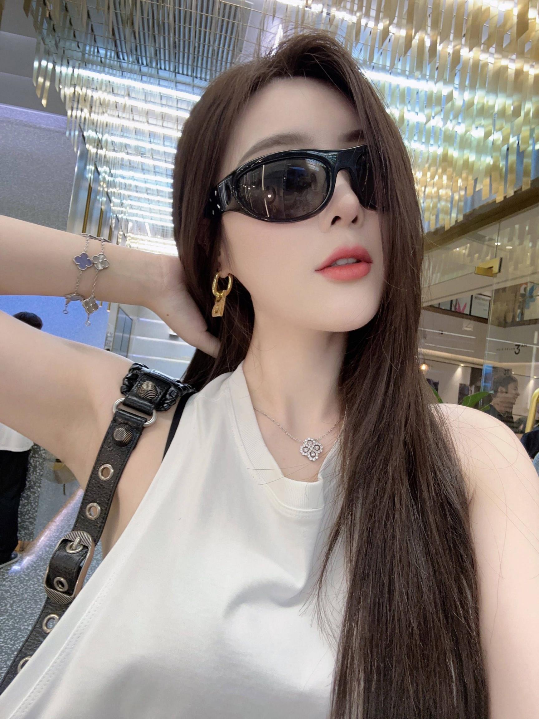 发点漂亮的小姐姐  越看越美