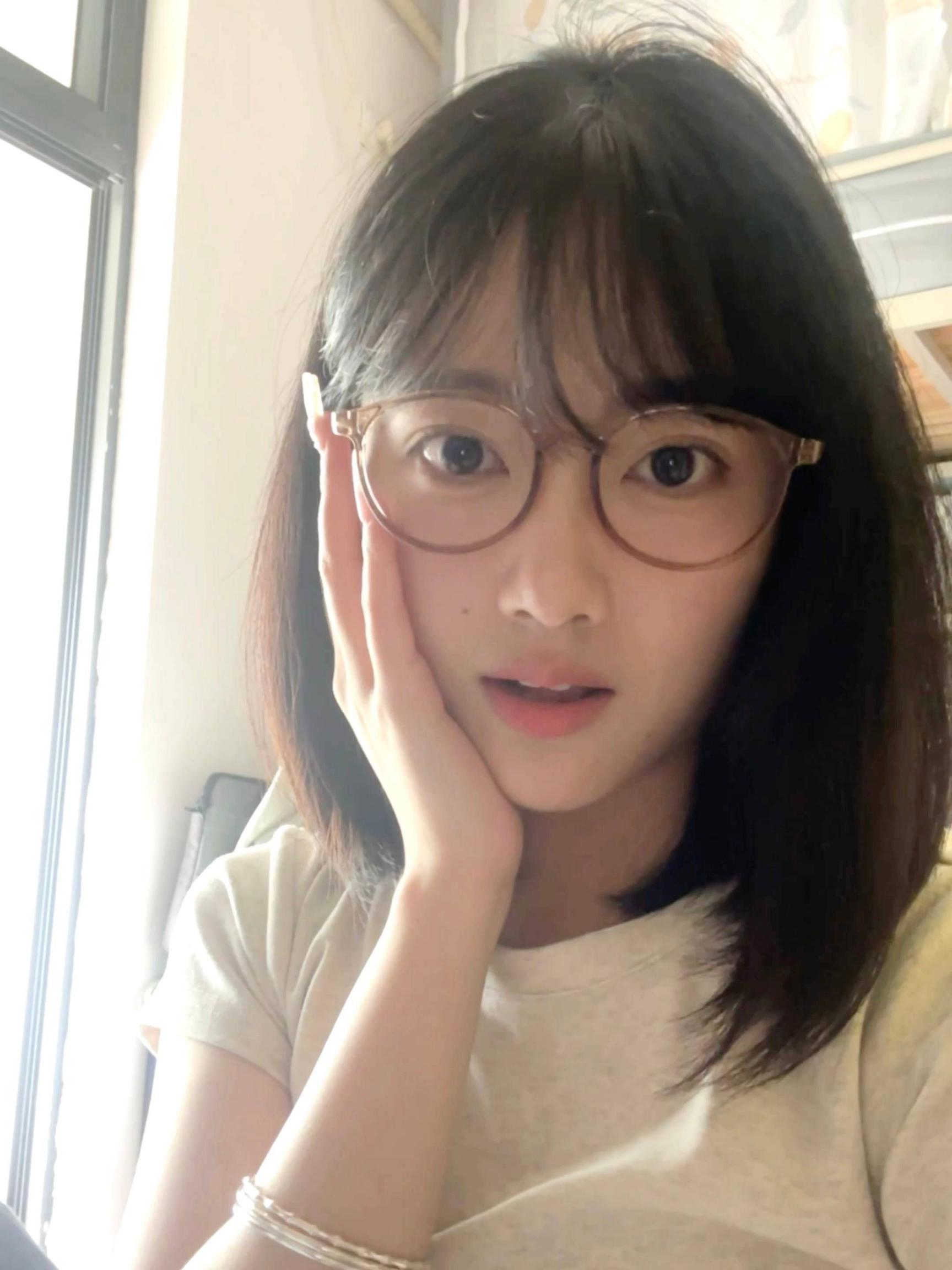 发点漂亮的小姐姐  越看越美