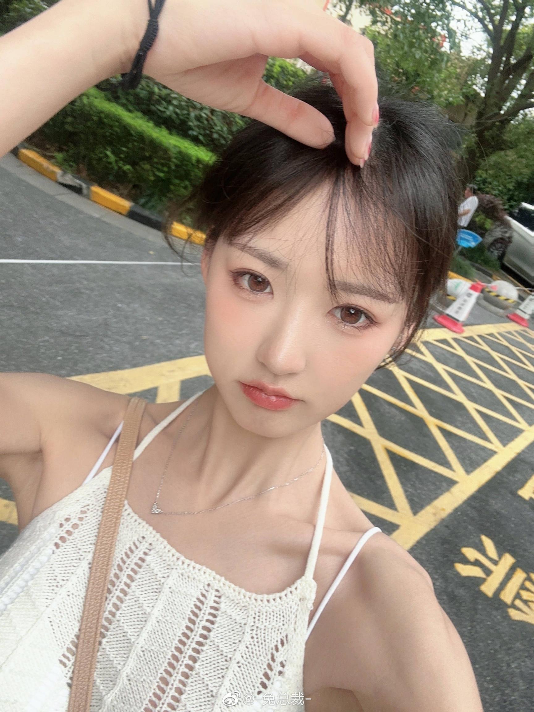 发点漂亮的小姐姐  越看越美