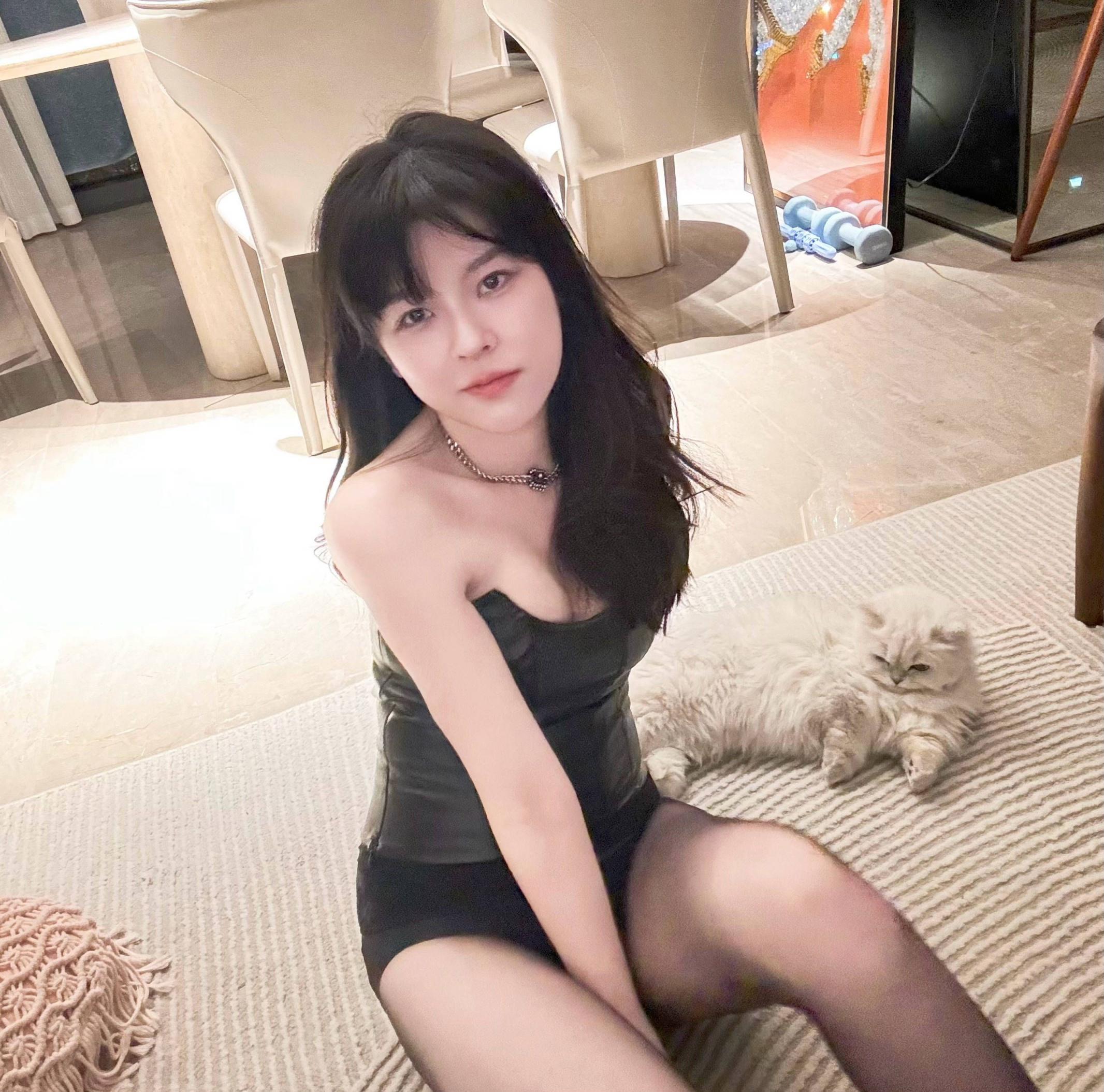 发点漂亮的小姐姐  越看越美