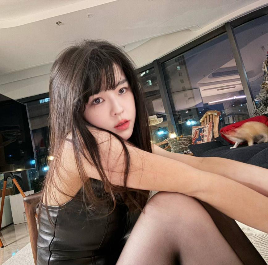 发点漂亮的小姐姐  越看越美