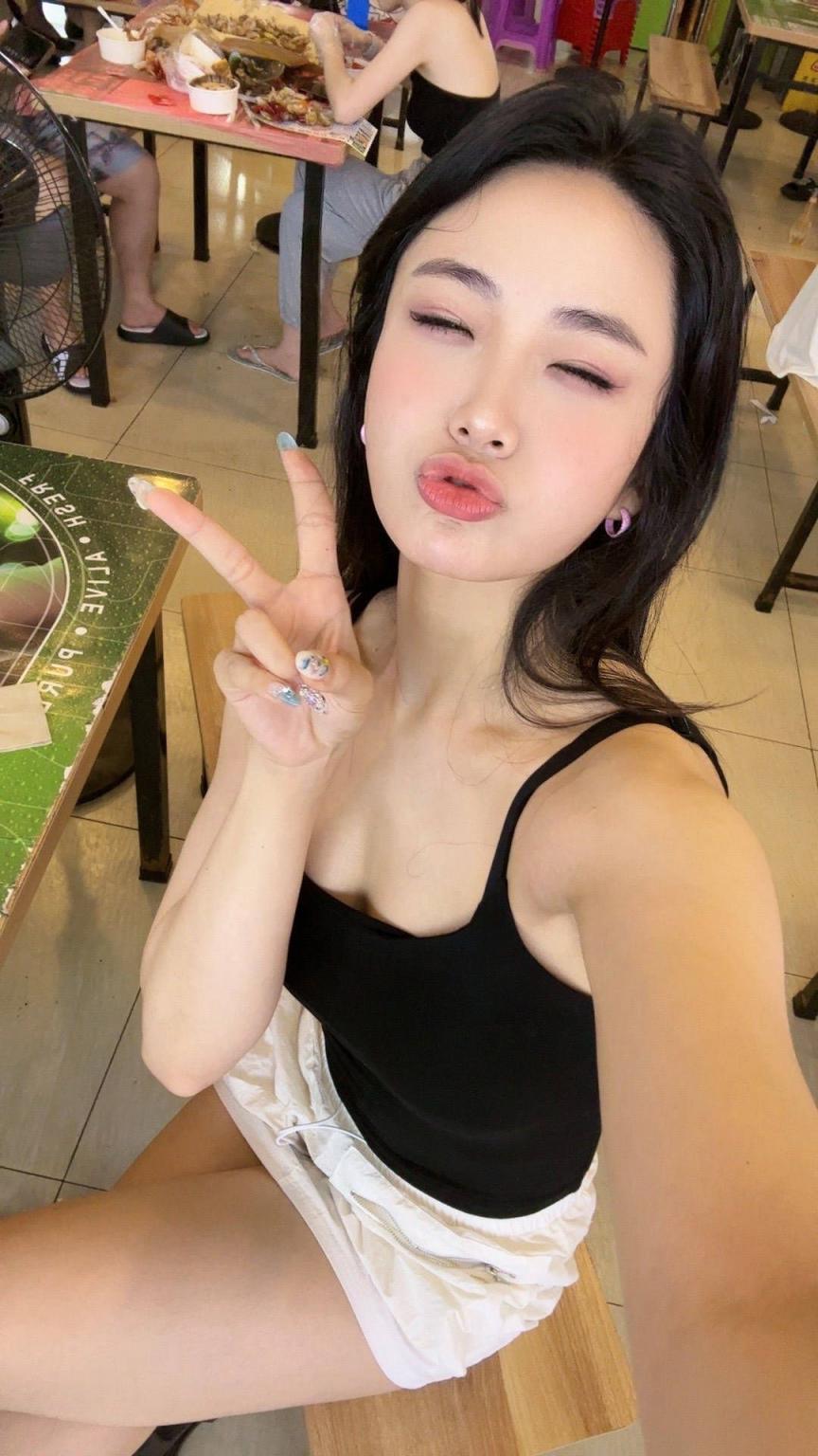 发点漂亮的小姐姐  越看越美