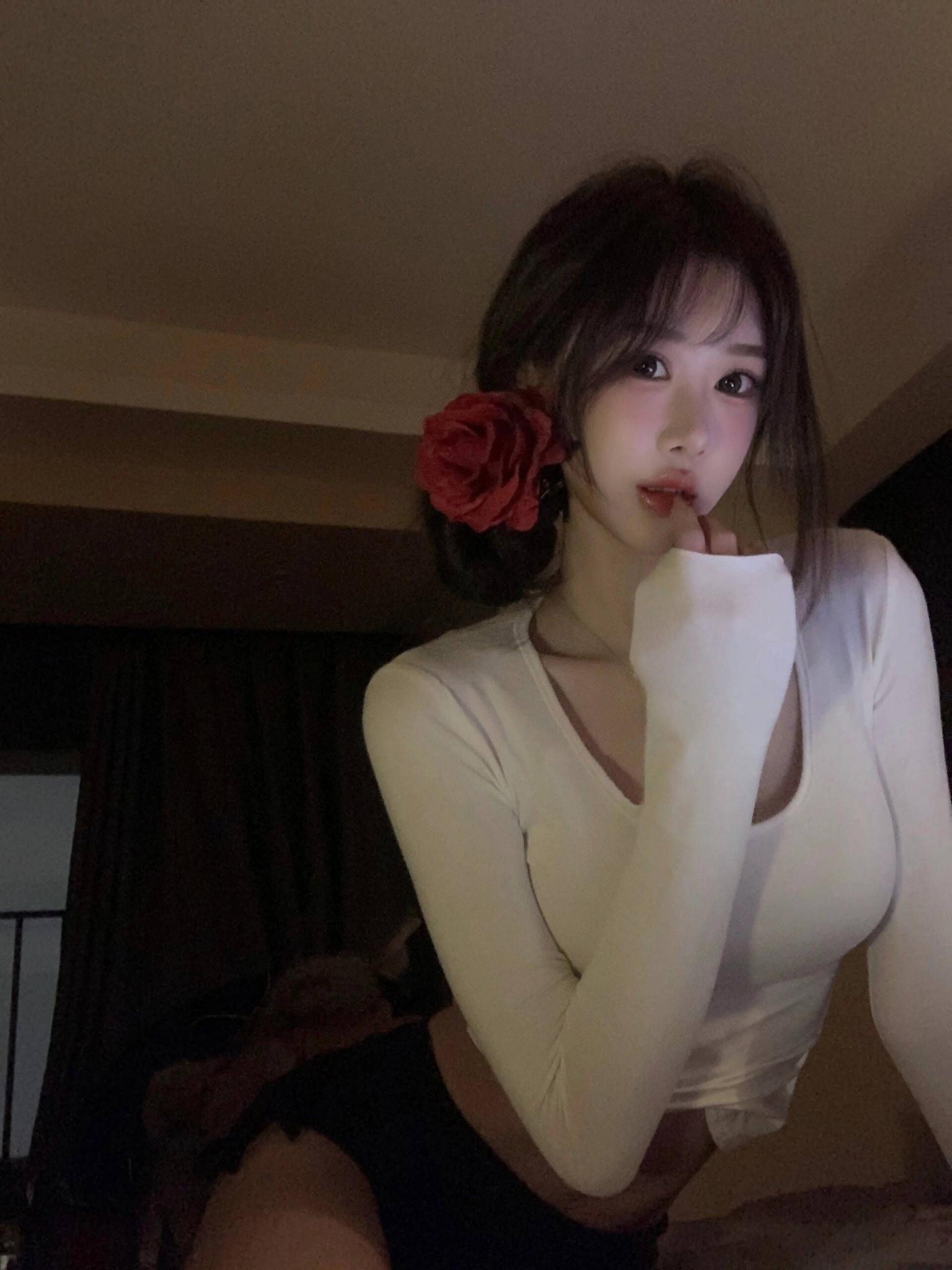 发点漂亮的小姐姐  越看越美