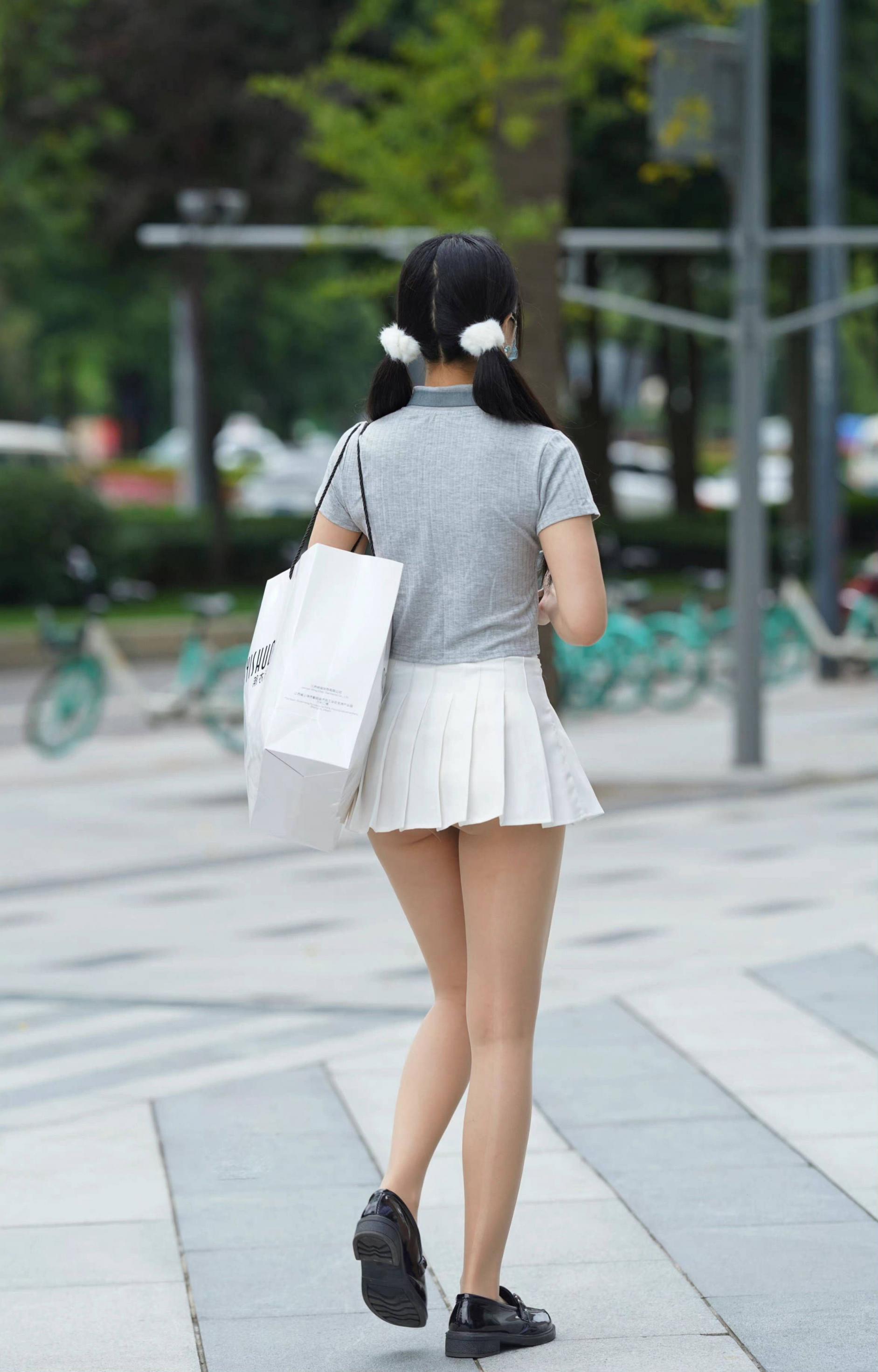 妹子真开放  一般男人可能驾驭不了