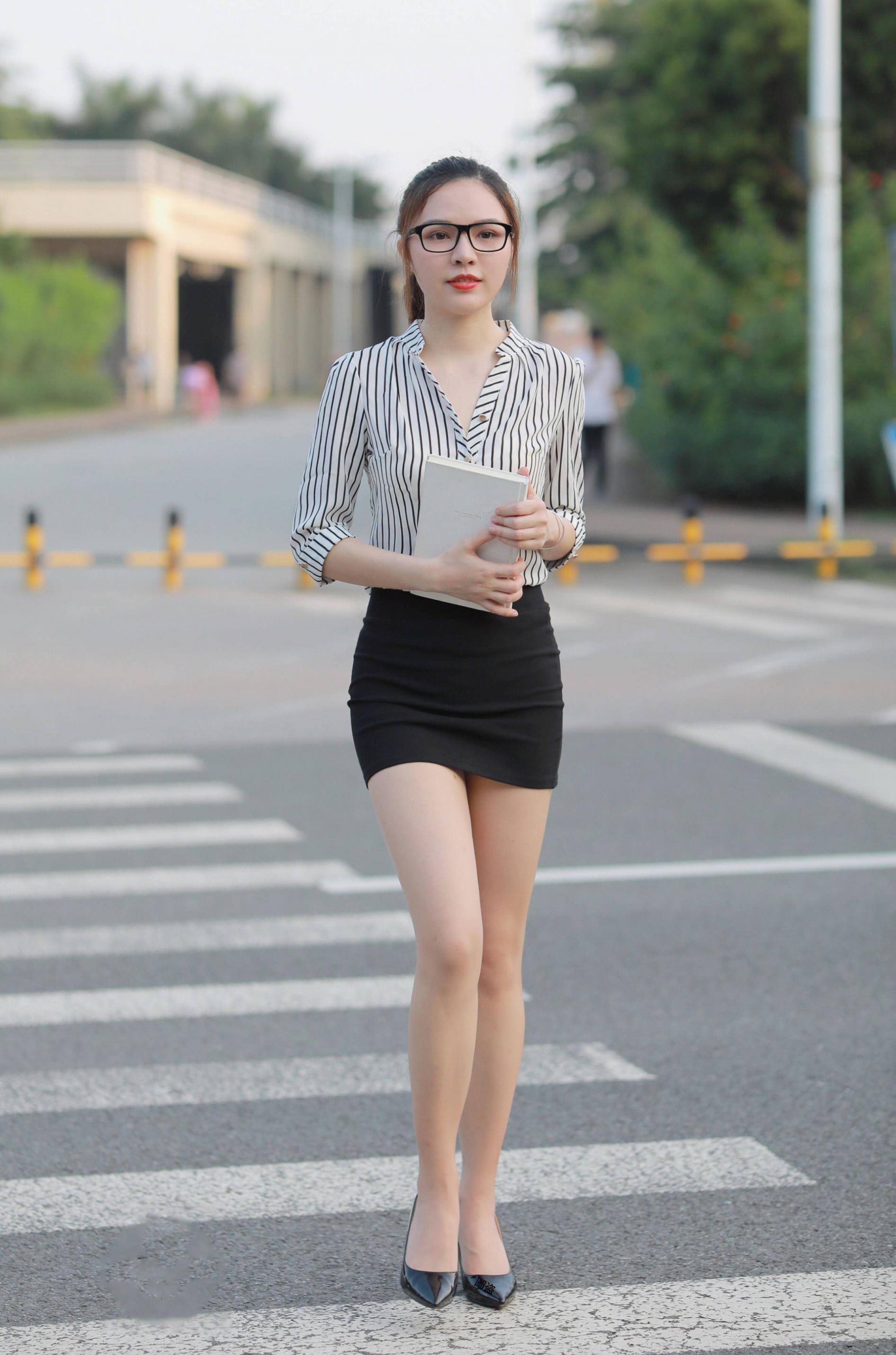 妹子真开放  一般男人可能驾驭不了