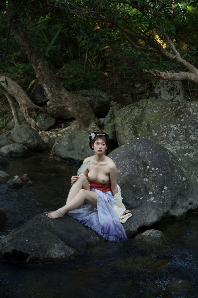 好想来场野战啊 妹子太白嫩了