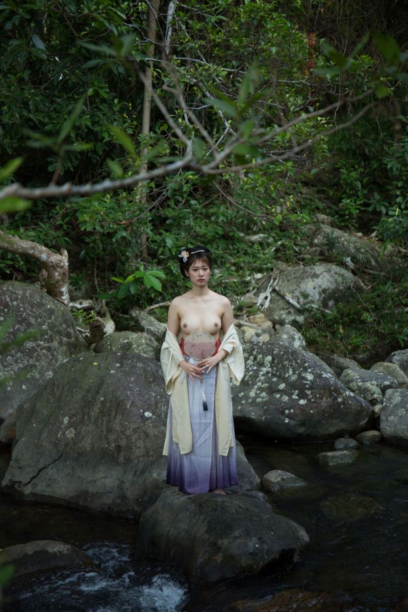 好想来场野战啊 妹子太白嫩了