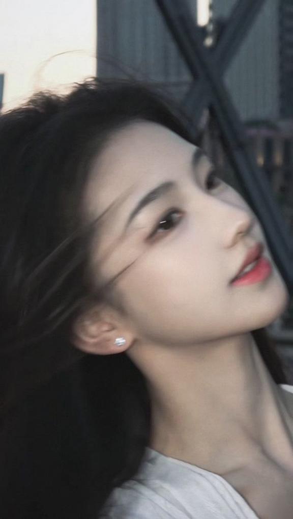 满大街都是白花花的大腿,晃眼