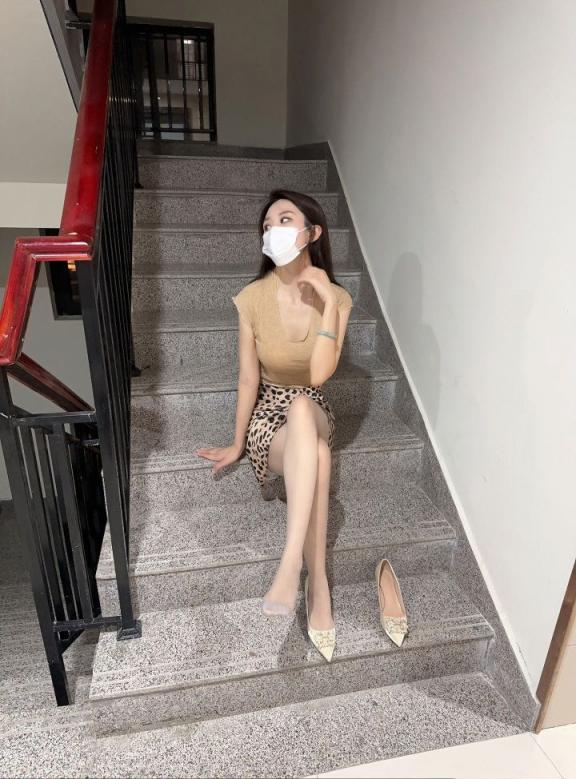 满大街都是白花花的大腿,晃眼