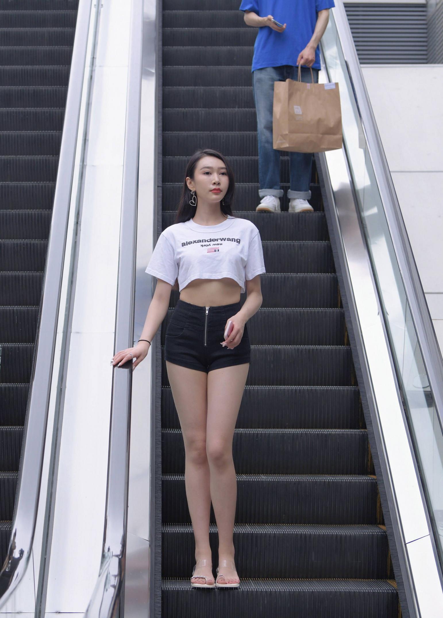少妇丰满的身材  实在是诱人 