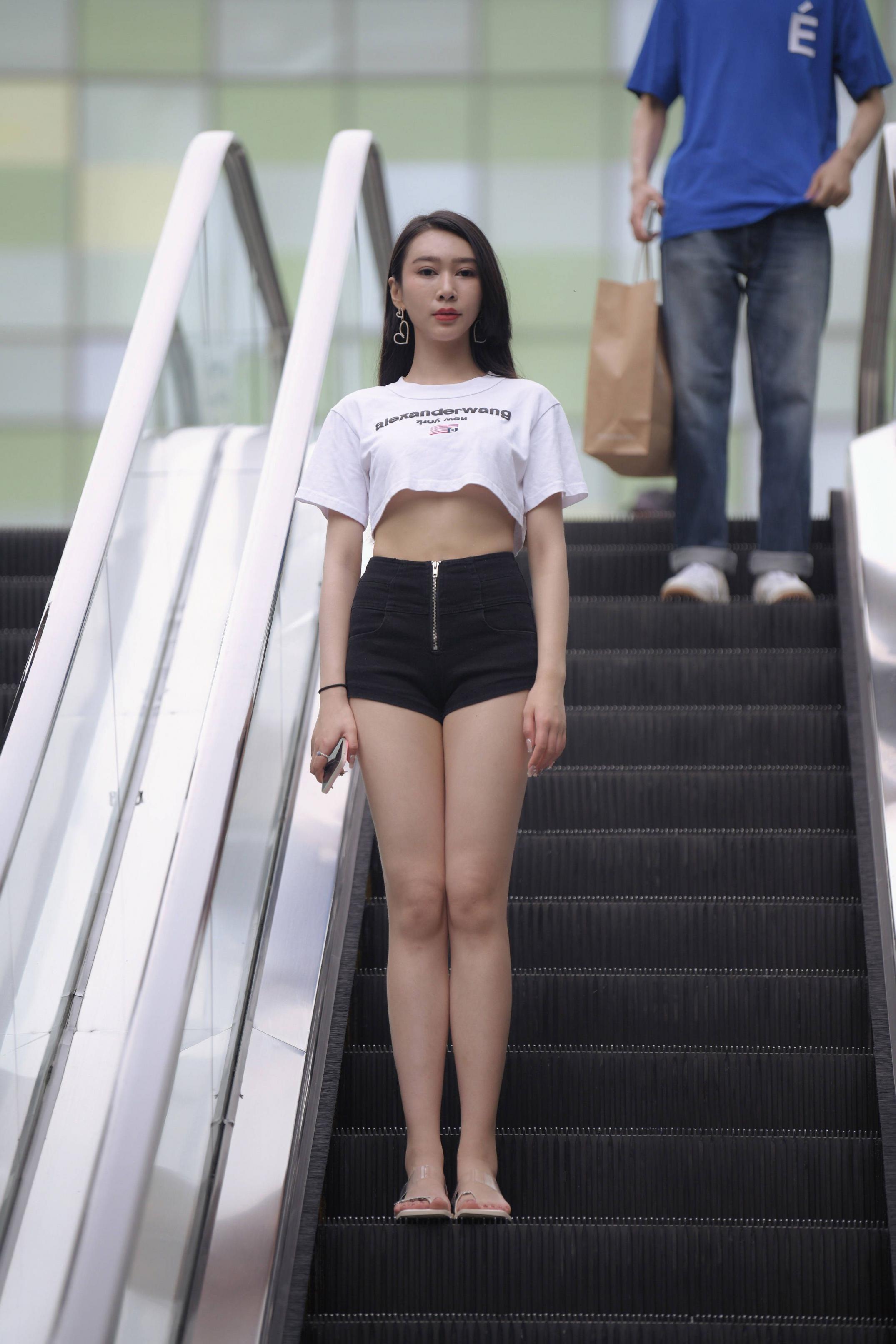 少妇丰满的身材  实在是诱人 